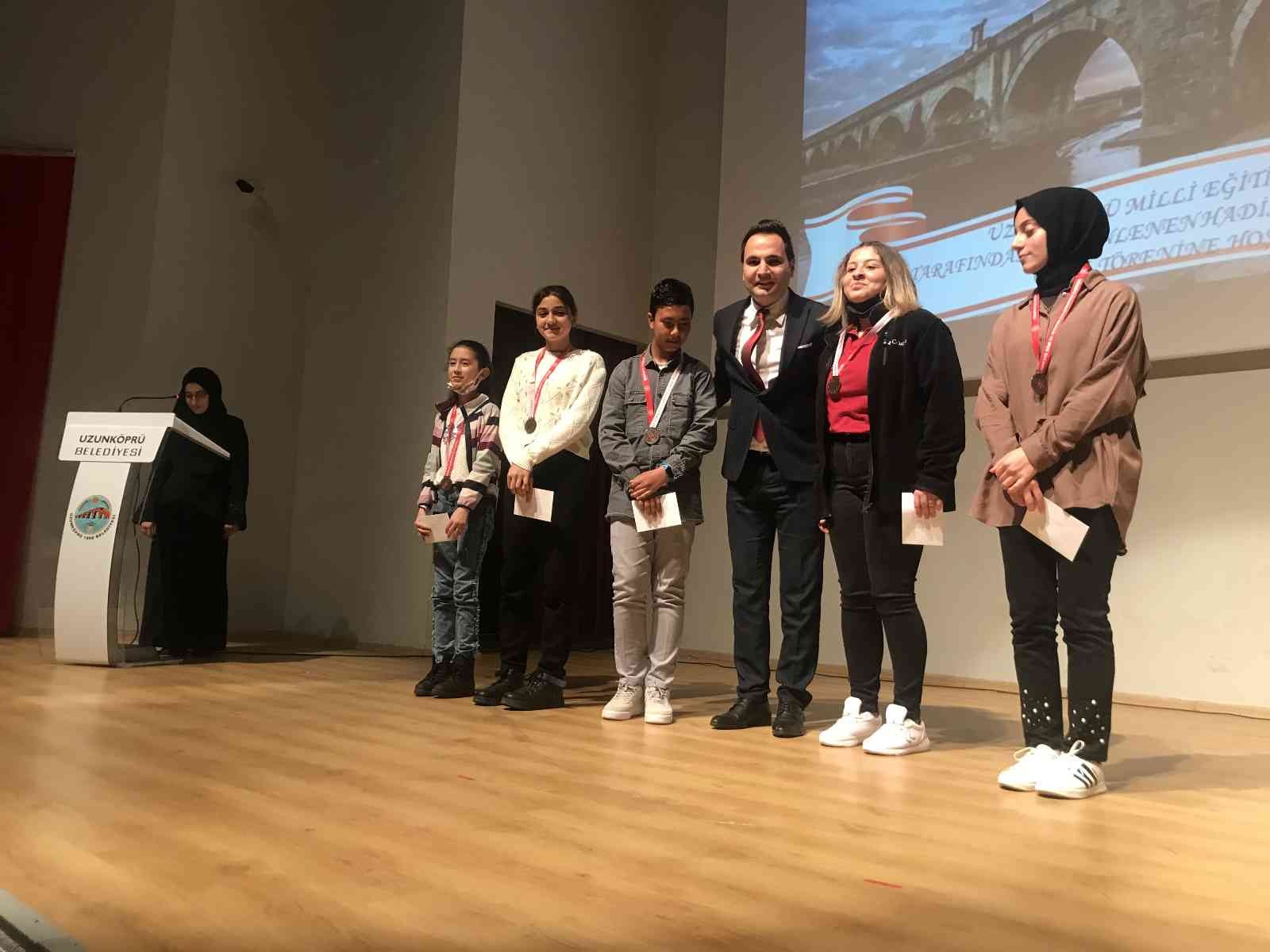 Edirne’nin Uzunköprü İlçe Milli Eğitim Müdürlüğü tarafından ’40 Hadis Ezber Okuma Yarışması’ yapıldı. Atatürk Kültür Merkezi konferans salonunda ...