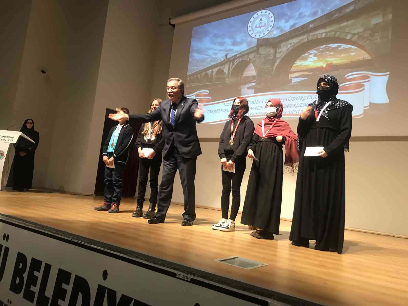 Edirne’nin Uzunköprü İlçe Milli Eğitim Müdürlüğü tarafından ’40 Hadis Ezber Okuma Yarışması’ yapıldı. Atatürk Kültür Merkezi konferans salonunda ...