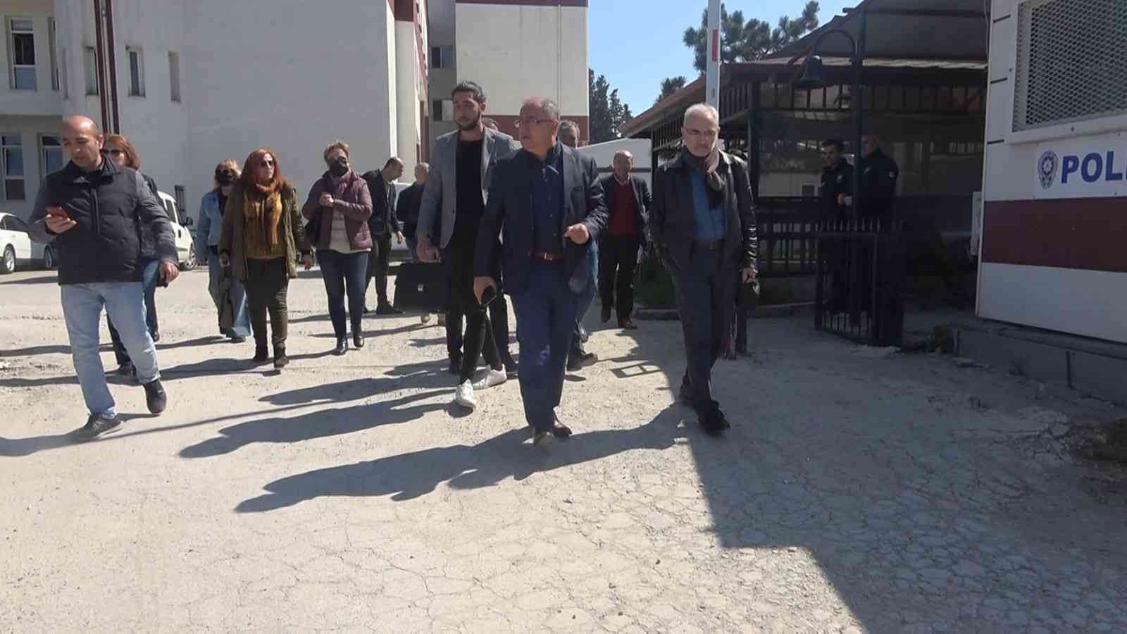 Yalova Belediye Başkanlığı görevinden uzaklaştırılan Vefa Salman, “Resmi Evrakta Sahtecilik” ve “Görevi Kötüye Kullanma” suçlamasıyla ...