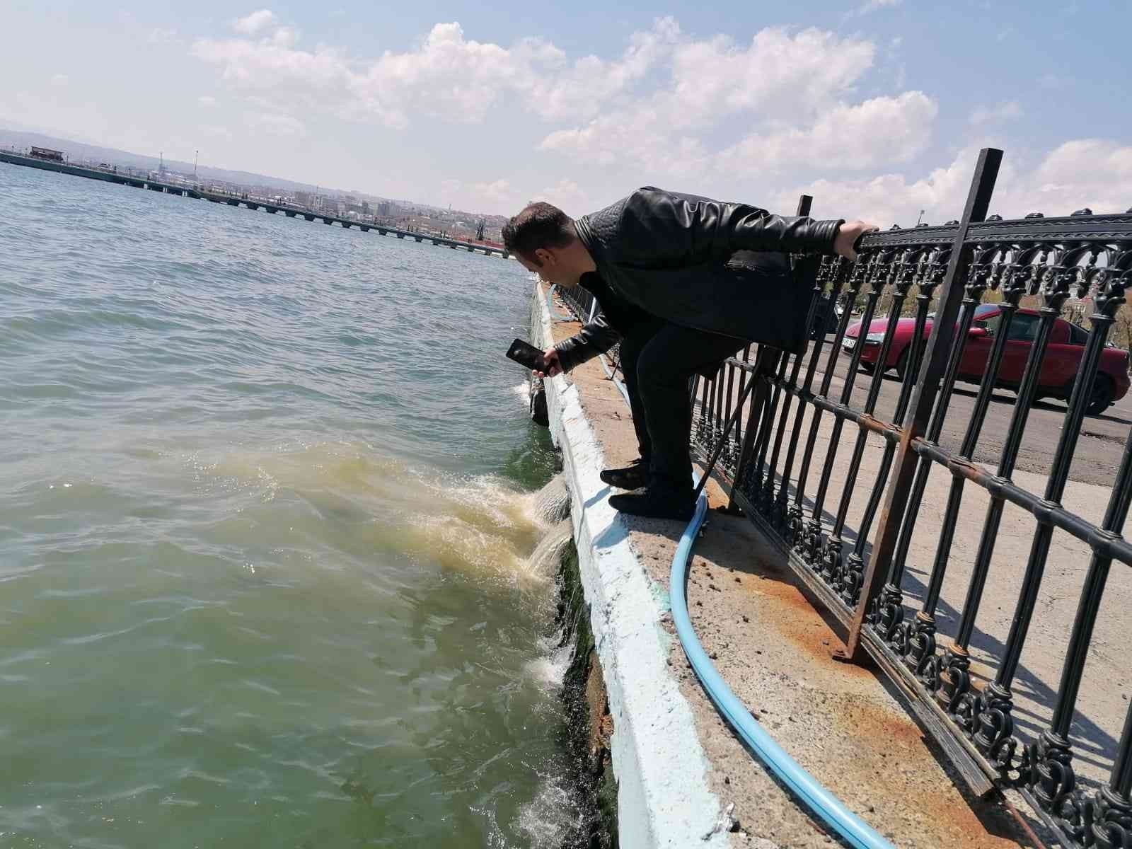 Tekirdağ’ın Süleymanpaşa ilçesinde bulunan sahil dolgu alanında yağmur suyu hattına kanalizasyon atıklarının karışması sebebiyle denize pislik ...