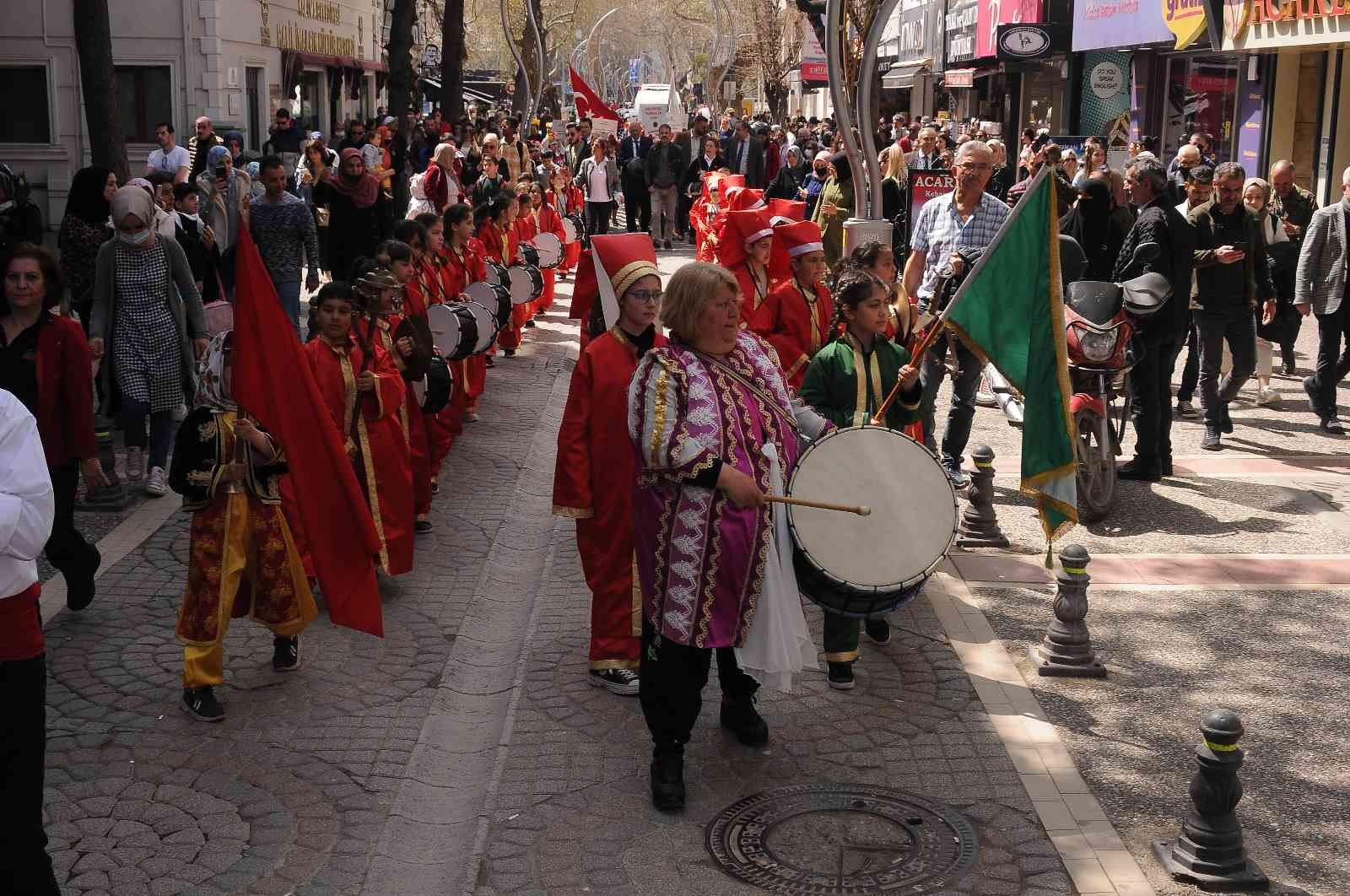 Yalova Kültür ve Turizm İl Müdürü Şeref Tali, “2021 yılı sonu itibariyle 126 bin 185 yabancı, 366 bin 651 yerli turist olmak üzere toplam 492 bin ...