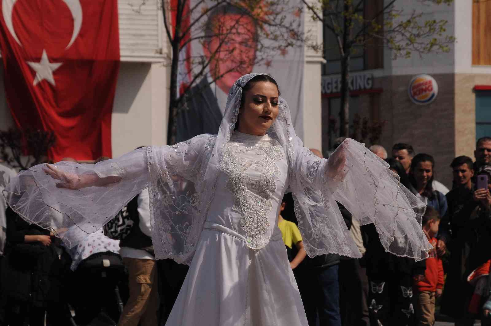 Yalova Kültür ve Turizm İl Müdürü Şeref Tali, “2021 yılı sonu itibariyle 126 bin 185 yabancı, 366 bin 651 yerli turist olmak üzere toplam 492 bin ...