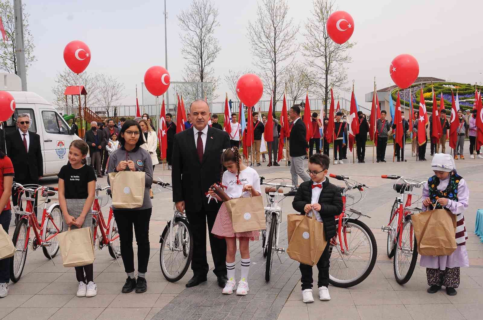 Yalova’da, 23 Nisan Ulusal Egemenlik ve Çocuk Bayramı düzenlenen çeşitli etkinlerle coşkulu şekilde kutlanıyor. Kentte, bayram kutlamaları 15 ...