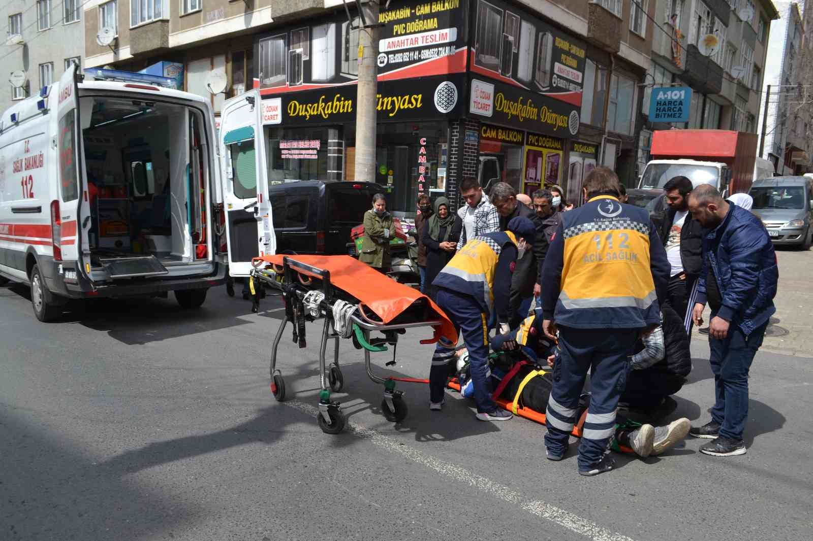 Tekirdağ’ın Çorlu ilçesinde yoldan geçen yaya kadına çarpmamak için manevra yapan kurye, motosikletinin devrilmesi sonucu yaralandı. Kaza ...