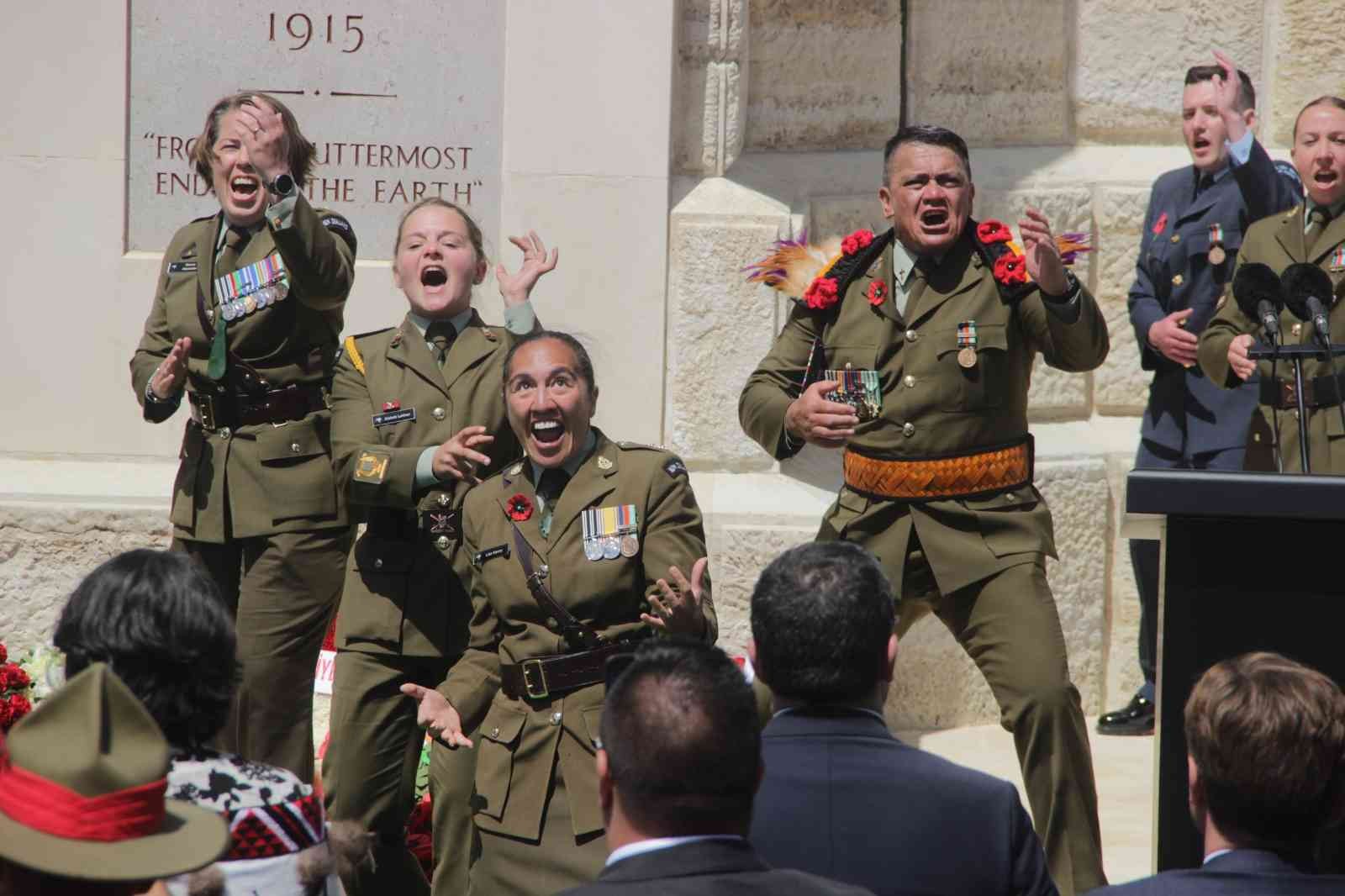 Çanakkale Kara Savaşları’nın 107. yıl dönümü nedeniyle Conkbayırı’nda düzenlenen anma töreninde Yeni Zelanda askerleri ‘haka’ dansı yaptı ...