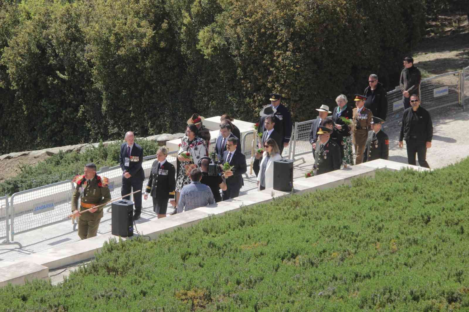 Çanakkale Kara Savaşları’nın 107. yıl dönümü nedeniyle Conkbayırı’nda düzenlenen anma töreninde Yeni Zelanda askerleri ‘haka’ dansı yaptı ...