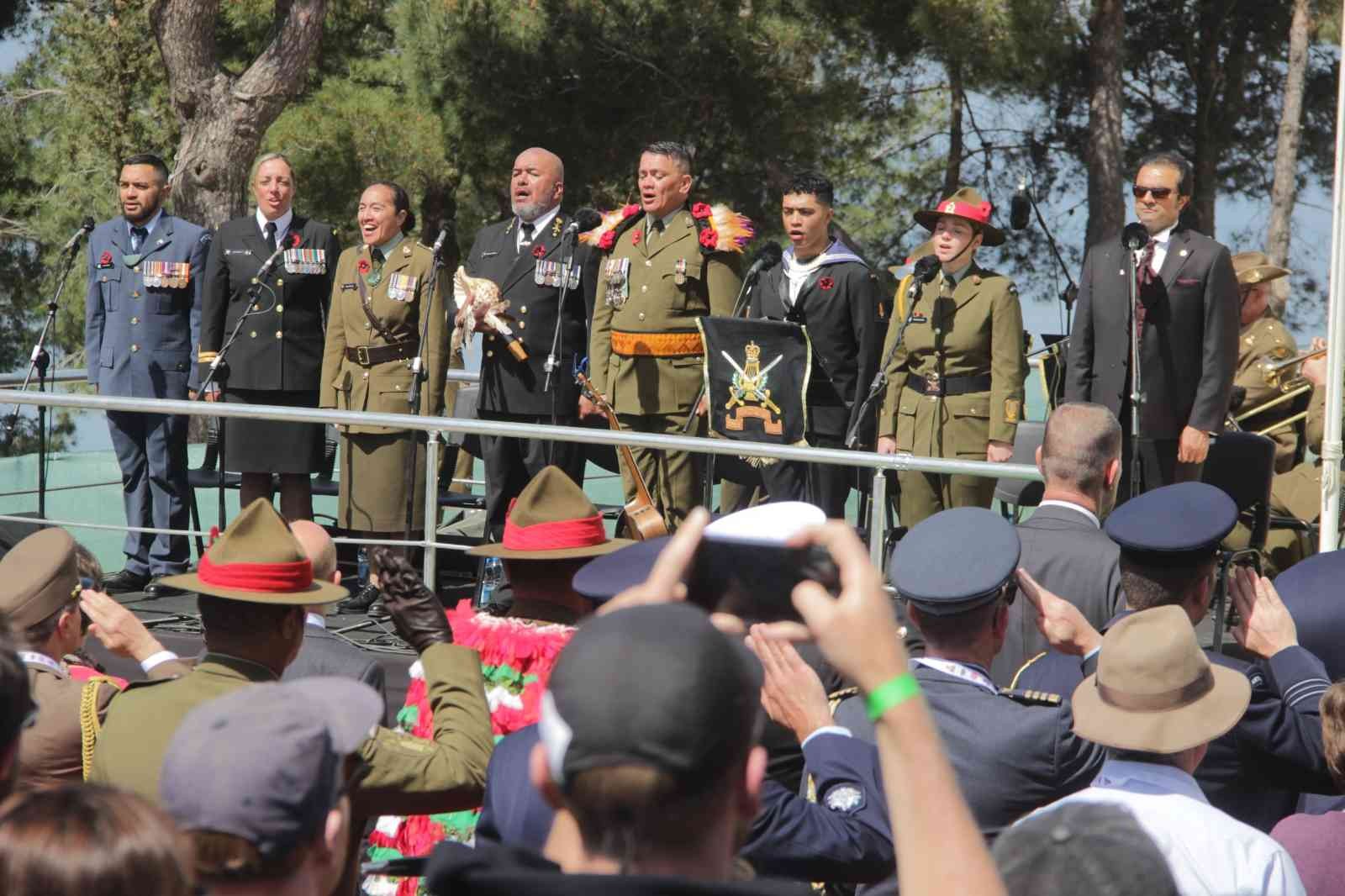 Çanakkale Kara Savaşları’nın 107. yıl dönümü nedeniyle Conkbayırı’nda düzenlenen anma töreninde Yeni Zelanda askerleri ‘haka’ dansı yaptı ...