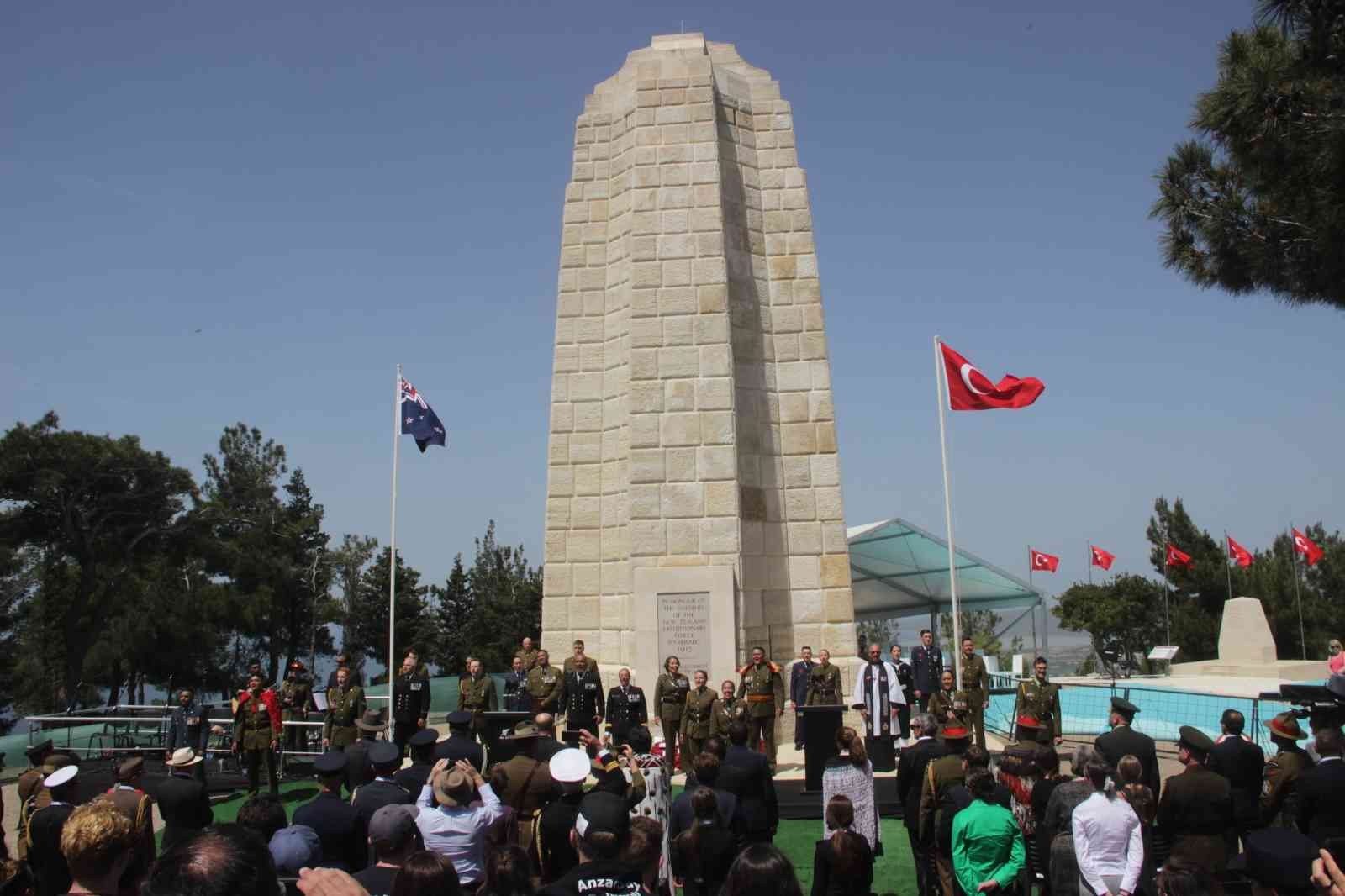 Çanakkale Kara Savaşları’nın 107. yıl dönümü nedeniyle Conkbayırı’nda düzenlenen anma töreninde Yeni Zelanda askerleri ‘haka’ dansı yaptı ...