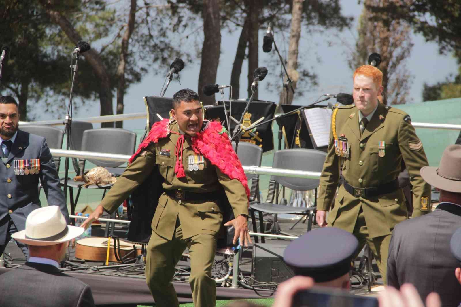 Çanakkale Kara Savaşları’nın 107. yıl dönümü nedeniyle Conkbayırı’nda düzenlenen anma töreninde Yeni Zelanda askerleri ‘haka’ dansı yaptı ...