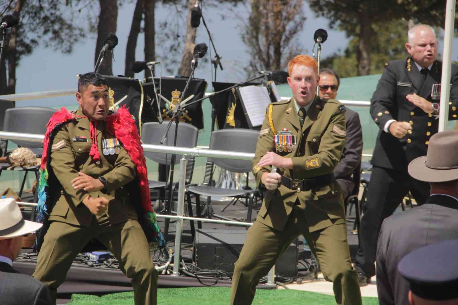 Çanakkale Kara Savaşları’nın 107. yıl dönümü nedeniyle Conkbayırı’nda düzenlenen anma töreninde Yeni Zelanda askerleri ‘haka’ dansı yaptı ...