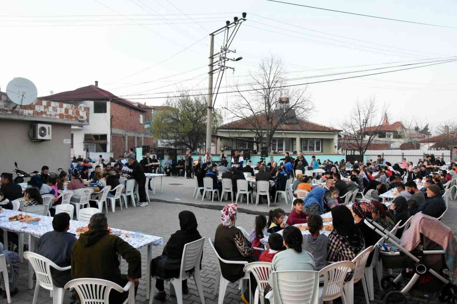 Bursa’nın Yenişehir ilçesinde belediyenin verdiği iftar yemeği bu yıl Roman mahallesinde düzenlendi. Yenişehir Belediye Başkanı Davut Aydın Dünya ...