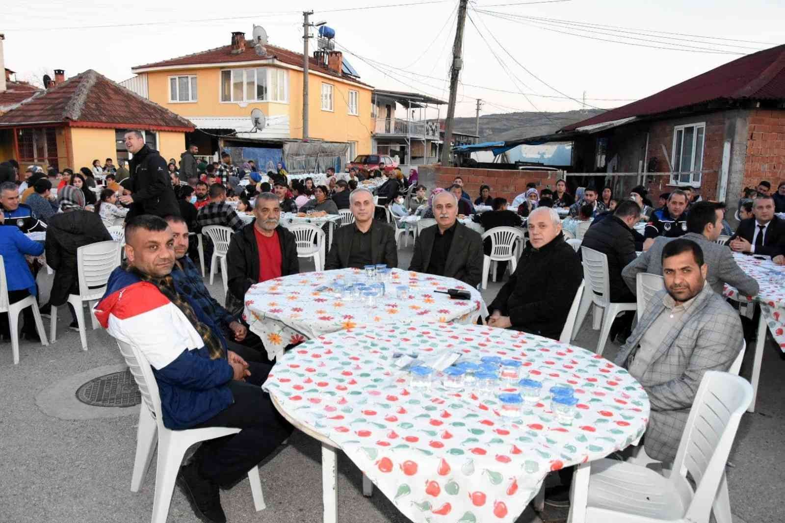 Bursa’nın Yenişehir ilçesinde belediyenin verdiği iftar yemeği bu yıl Roman mahallesinde düzenlendi. Yenişehir Belediye Başkanı Davut Aydın Dünya ...