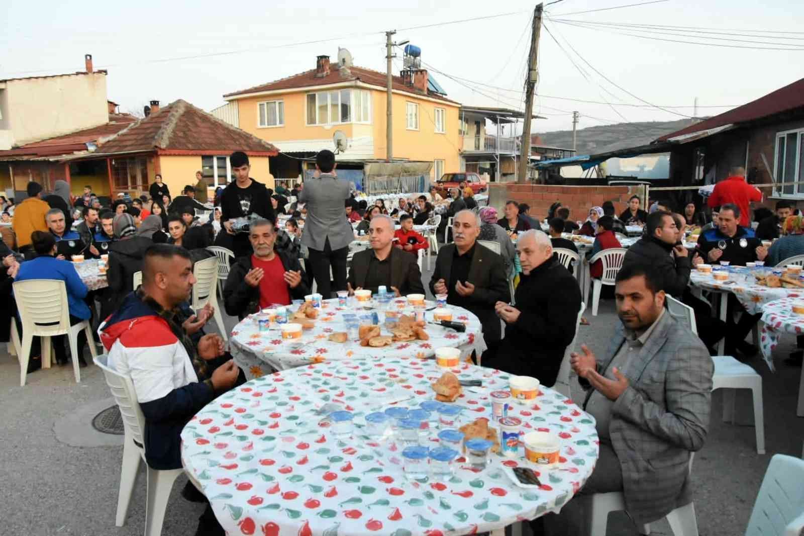 Bursa’nın Yenişehir ilçesinde belediyenin verdiği iftar yemeği bu yıl Roman mahallesinde düzenlendi. Yenişehir Belediye Başkanı Davut Aydın Dünya ...