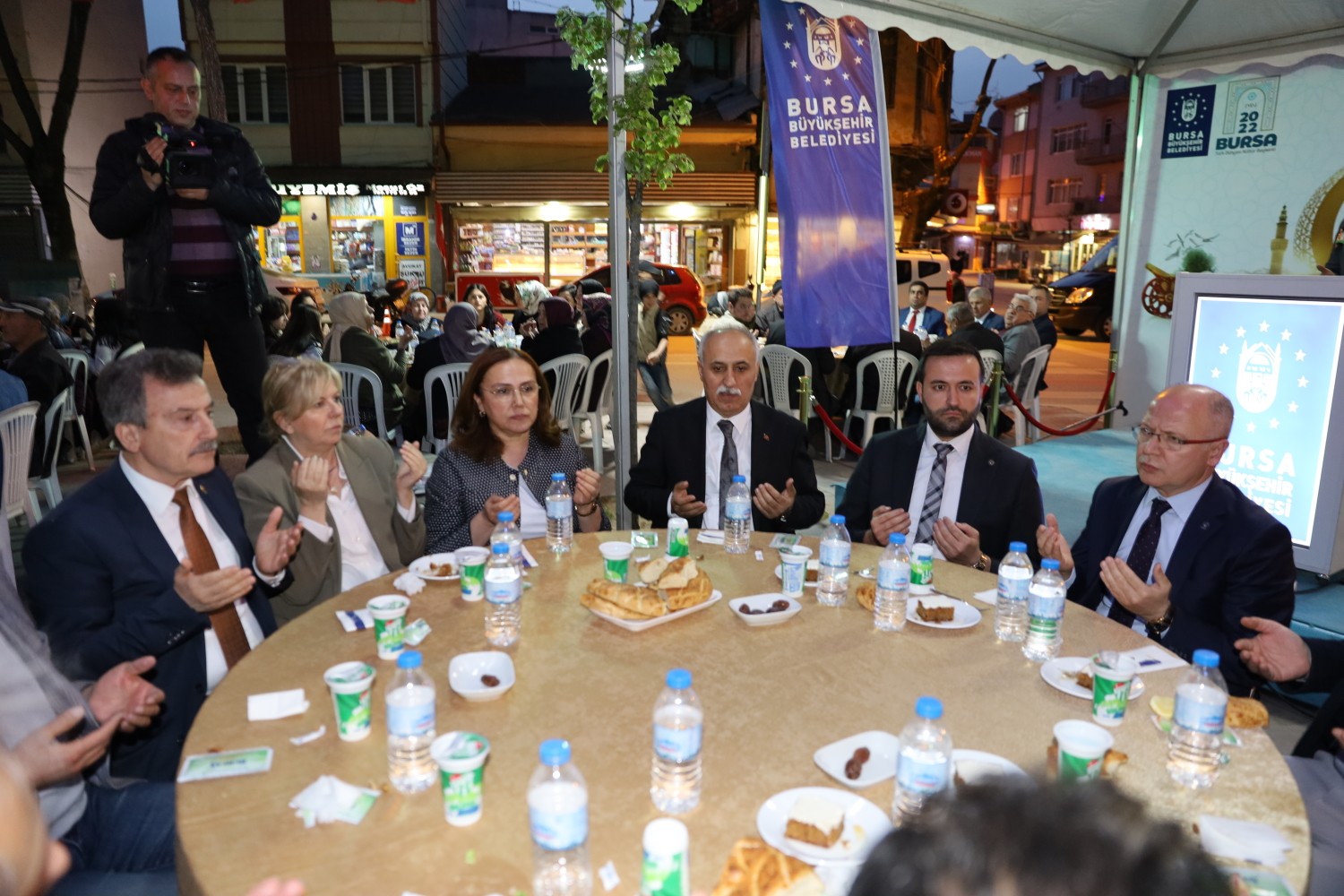 Bursa Büyükşehir Belediyesi tarafından Yenişehir ilçesinde düzenlenen iftar programı yüzlerce Yenişehirliyi aynı sofra etrafında buluşturdu ...