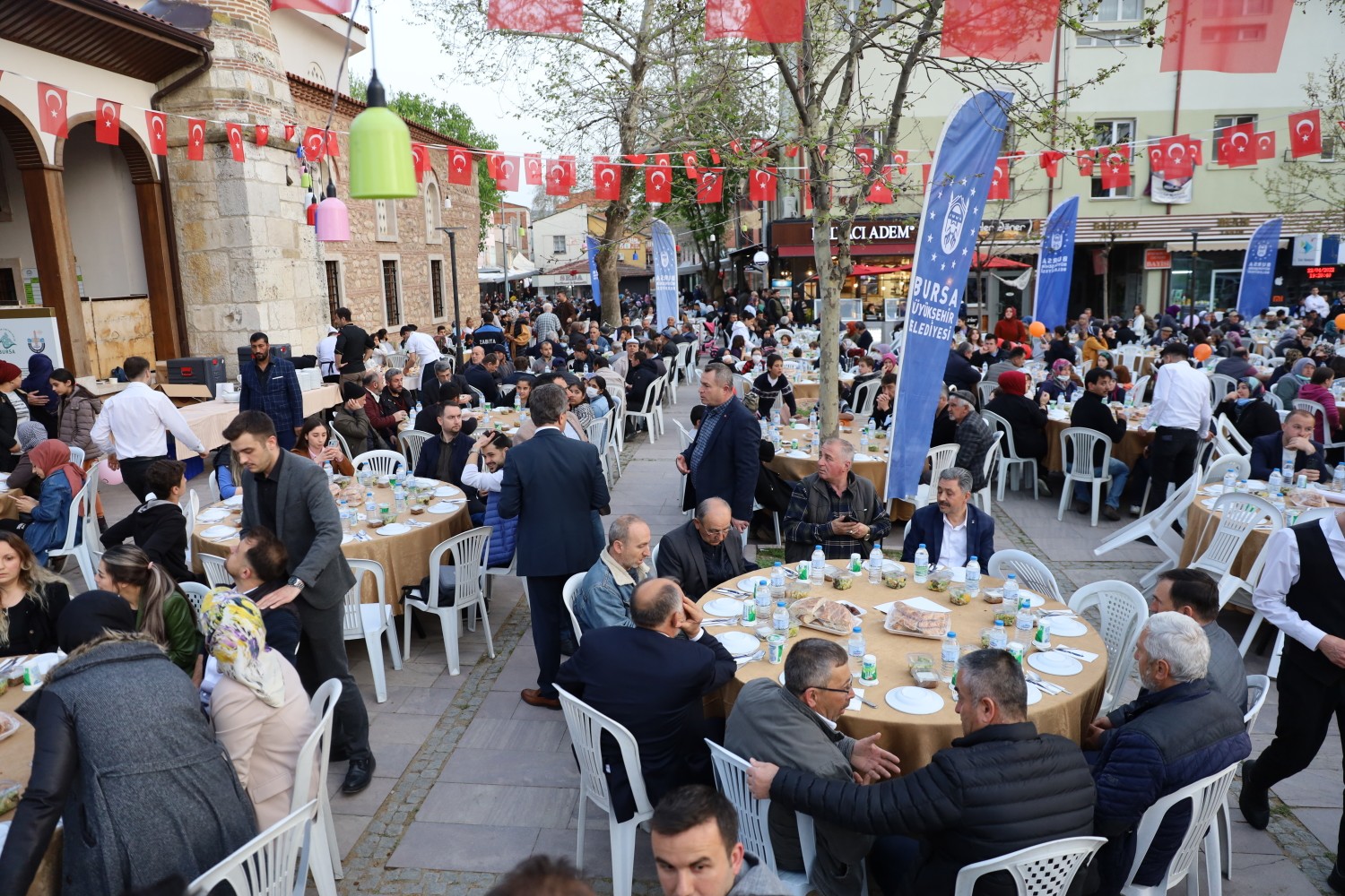 Bursa Büyükşehir Belediyesi tarafından Yenişehir ilçesinde düzenlenen iftar programı yüzlerce Yenişehirliyi aynı sofra etrafında buluşturdu ...