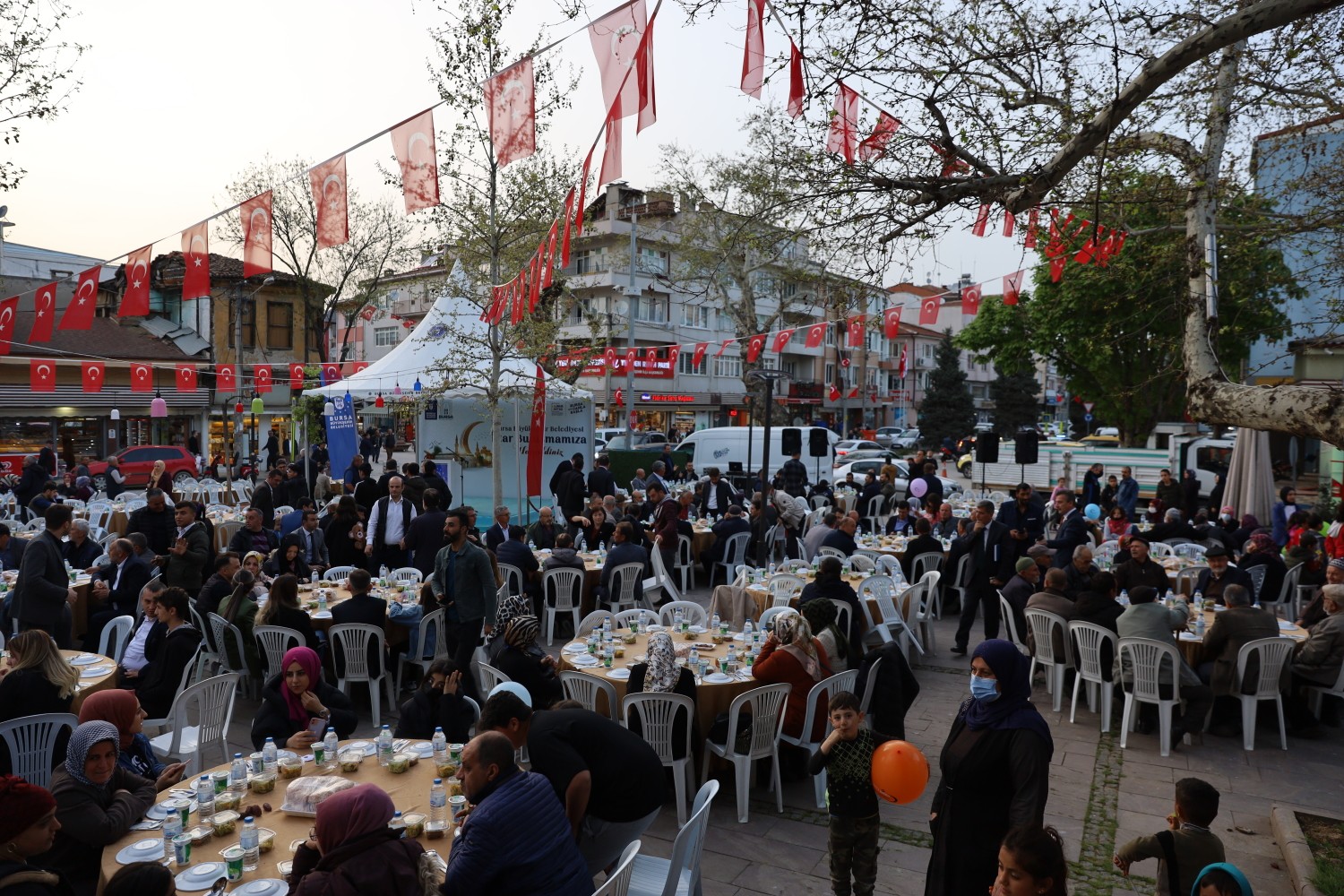 Bursa Büyükşehir Belediyesi tarafından Yenişehir ilçesinde düzenlenen iftar programı yüzlerce Yenişehirliyi aynı sofra etrafında buluşturdu ...