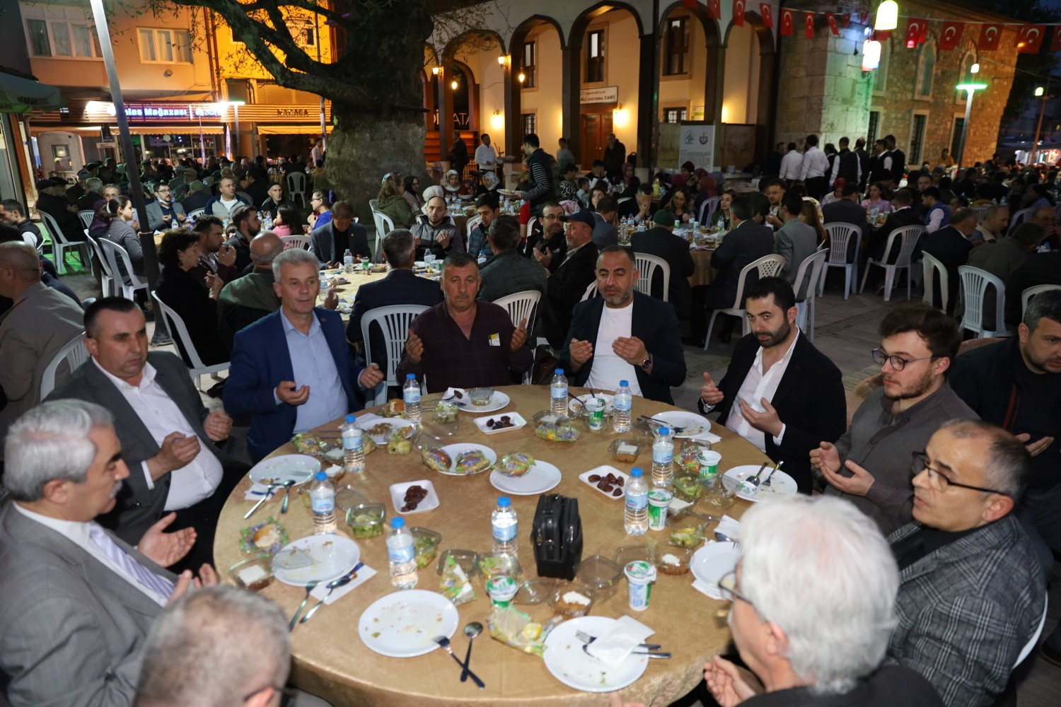 Bursa Büyükşehir Belediyesi tarafından Yenişehir ilçesinde düzenlenen iftar programı yüzlerce Yenişehirliyi aynı sofra etrafında buluşturdu ...