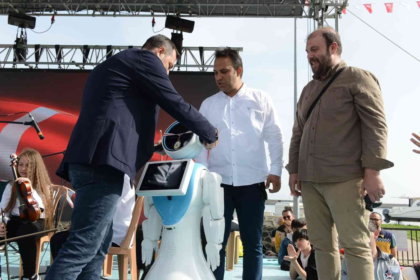 Türk mühendisler tarafından geliştirilen, yerli ve milli robotlar Tekirdağ’da çocuklarla buluştu. Tekirdağ’ın Süleymanpaşa ilçesinde Süleymanpaşa ...