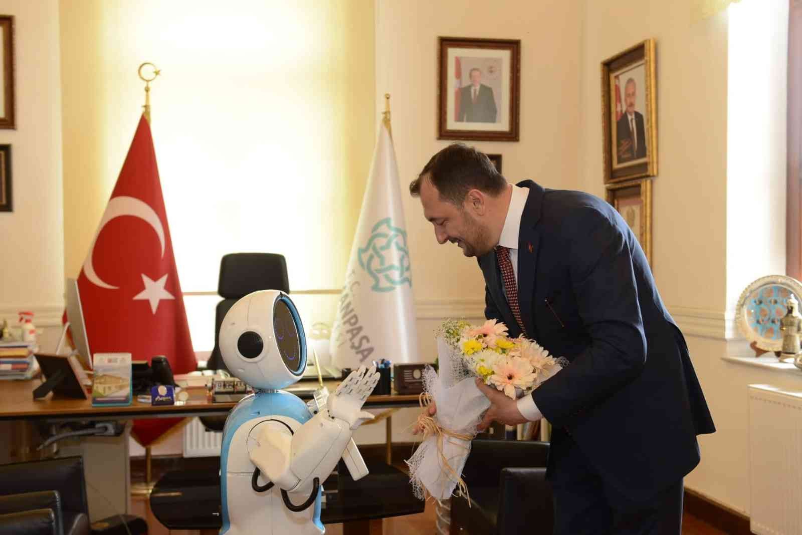 Türk mühendisler tarafından geliştirilen, yerli ve milli robotlar Tekirdağ’da çocuklarla buluştu. Tekirdağ’ın Süleymanpaşa ilçesinde Süleymanpaşa ...