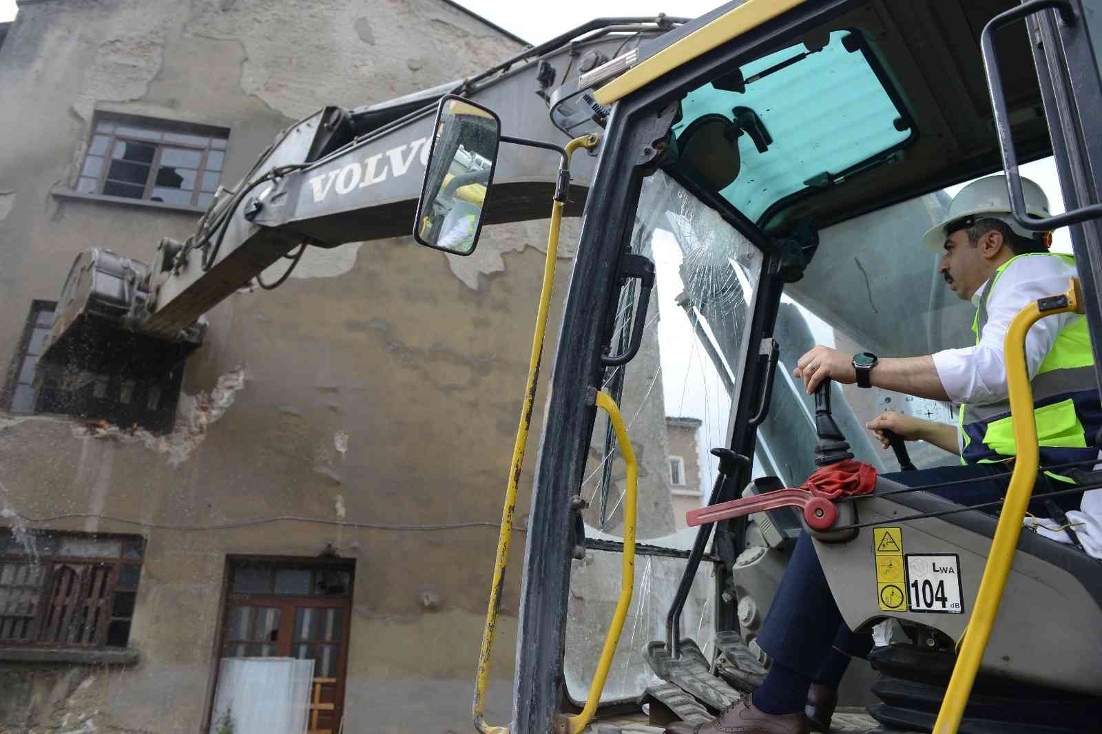 Yıldırım Belediyesi, yeni konforlu, sağlıklı ve güvenli yaşam alanları inşa etmek amacıyla imar uygulama çalışmalarını tüm hızıyla sürdürüyor ...