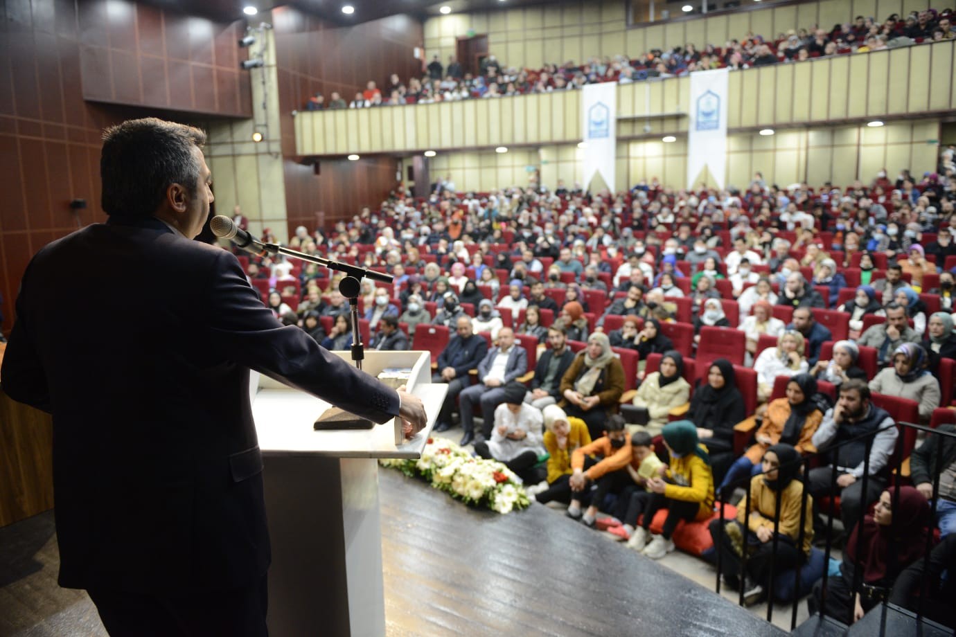 Yıldırım Belediyesi’nin düzenlediği, Edebiyatçı Yazar Hayati İnanç ile ‘Can Veren Pervaneler’ konferansı büyük ilgi gördü. Yıldırım Belediyesi ...