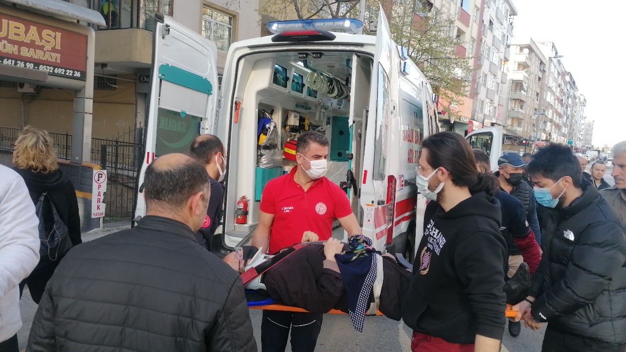 Kocaeli’nin Gebze ilçesinde yolun karşısına geçmeye çalışan yaşlı kadın, otomobilin çarpması neticesinde yaralandı. Kaza, Osman Yılmaz Mahallesi ...