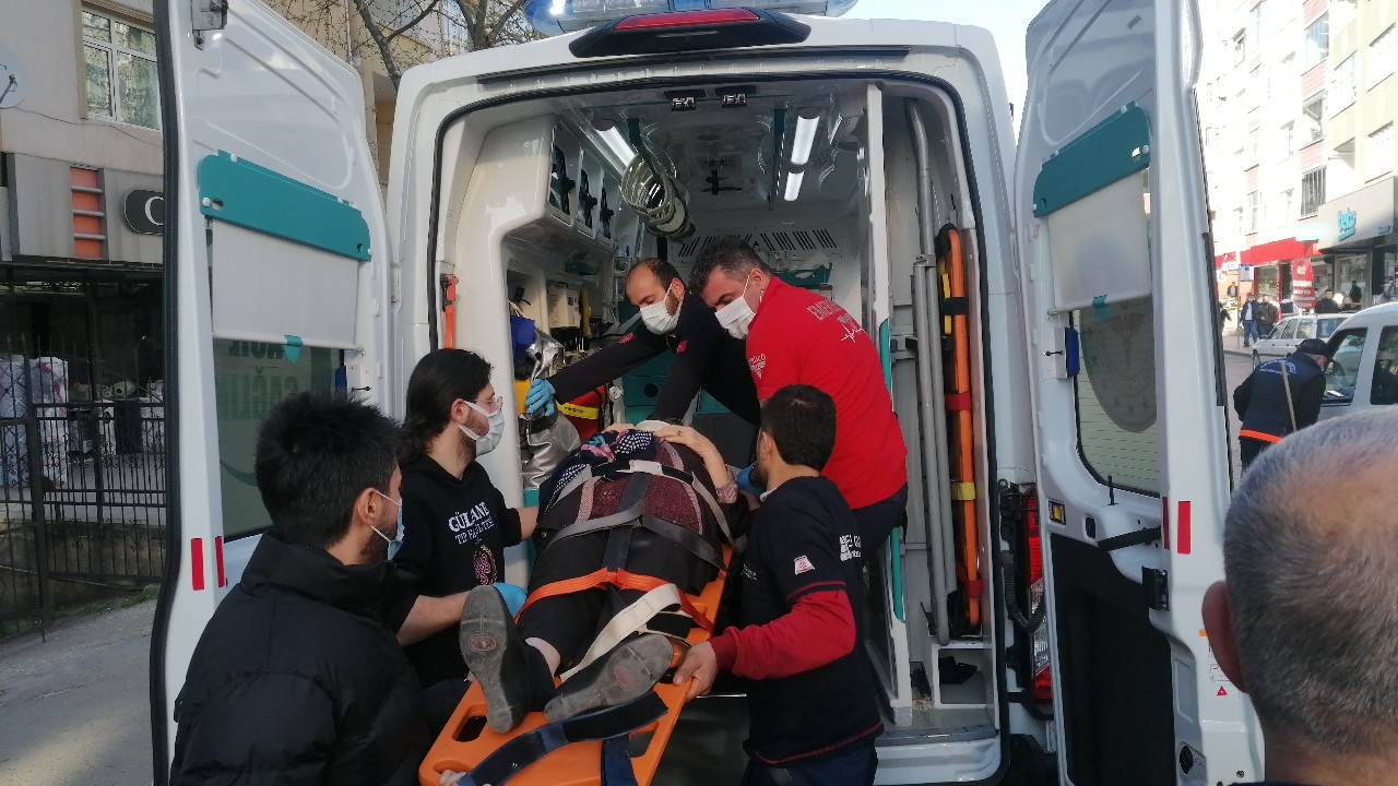 Kocaeli’nin Gebze ilçesinde yolun karşısına geçmeye çalışan yaşlı kadın, otomobilin çarpması neticesinde yaralandı. Kaza, Osman Yılmaz Mahallesi ...