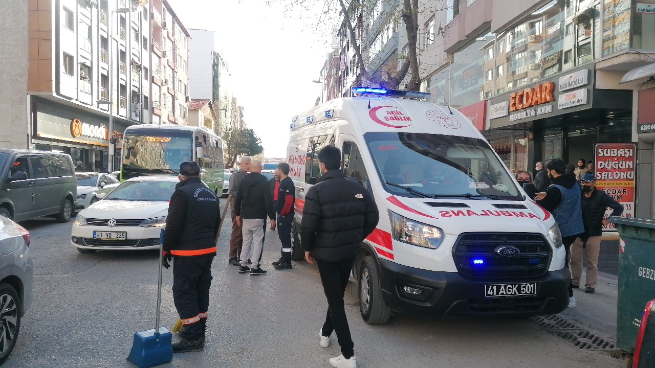 Kocaeli’nin Gebze ilçesinde yolun karşısına geçmeye çalışan yaşlı kadın, otomobilin çarpması neticesinde yaralandı. Kaza, Osman Yılmaz Mahallesi ...