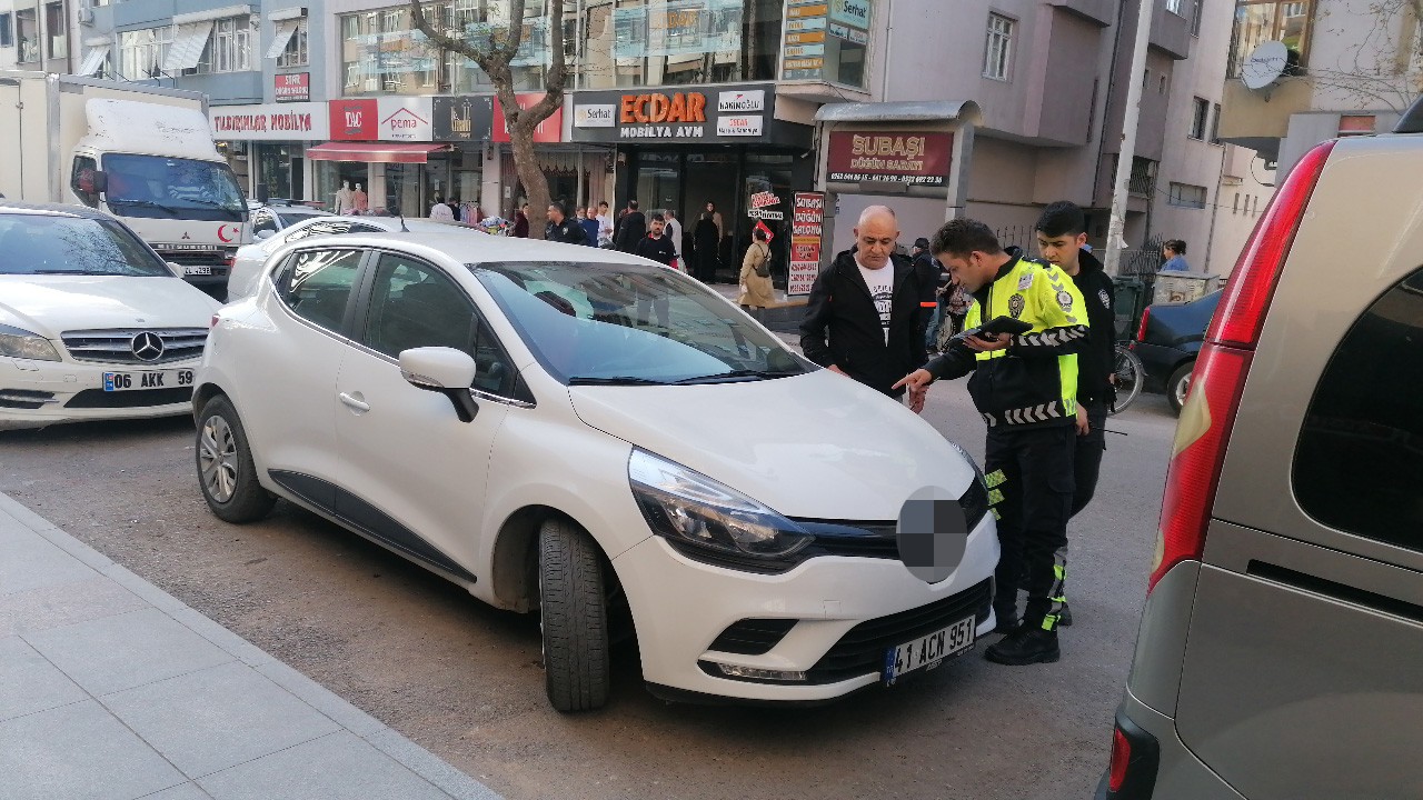 Kocaeli’nin Gebze ilçesinde yolun karşısına geçmeye çalışan yaşlı kadın, otomobilin çarpması neticesinde yaralandı. Kaza, Osman Yılmaz Mahallesi ...