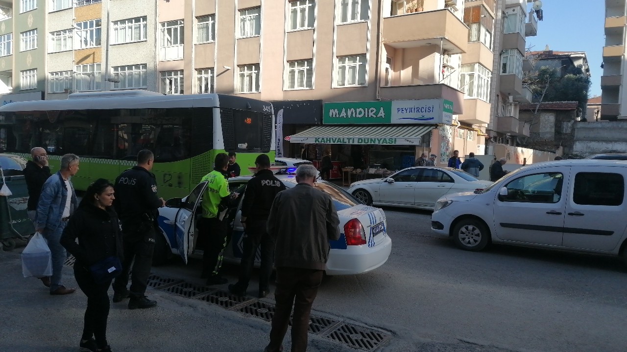 Kocaeli’nin Gebze ilçesinde yolun karşısına geçmeye çalışan yaşlı kadın, otomobilin çarpması neticesinde yaralandı. Kaza, Osman Yılmaz Mahallesi ...