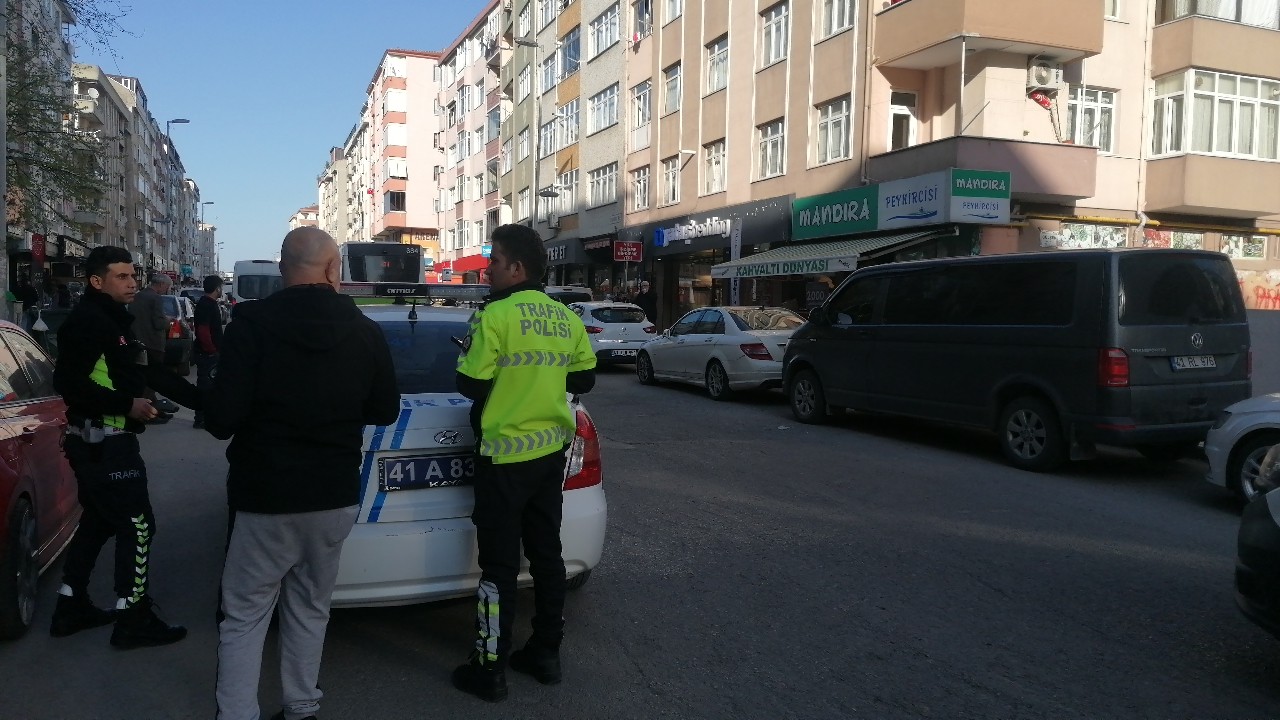 Kocaeli’nin Gebze ilçesinde yolun karşısına geçmeye çalışan yaşlı kadın, otomobilin çarpması neticesinde yaralandı. Kaza, Osman Yılmaz Mahallesi ...