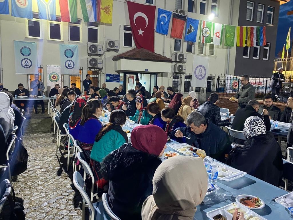 Türk Dünyası Yörük Türkmen Birliği, Uludağ Üniversitesi ile ortak olarak düzenlediği iftar programında Türk Dünyası öğrencileri ile buluştu ...