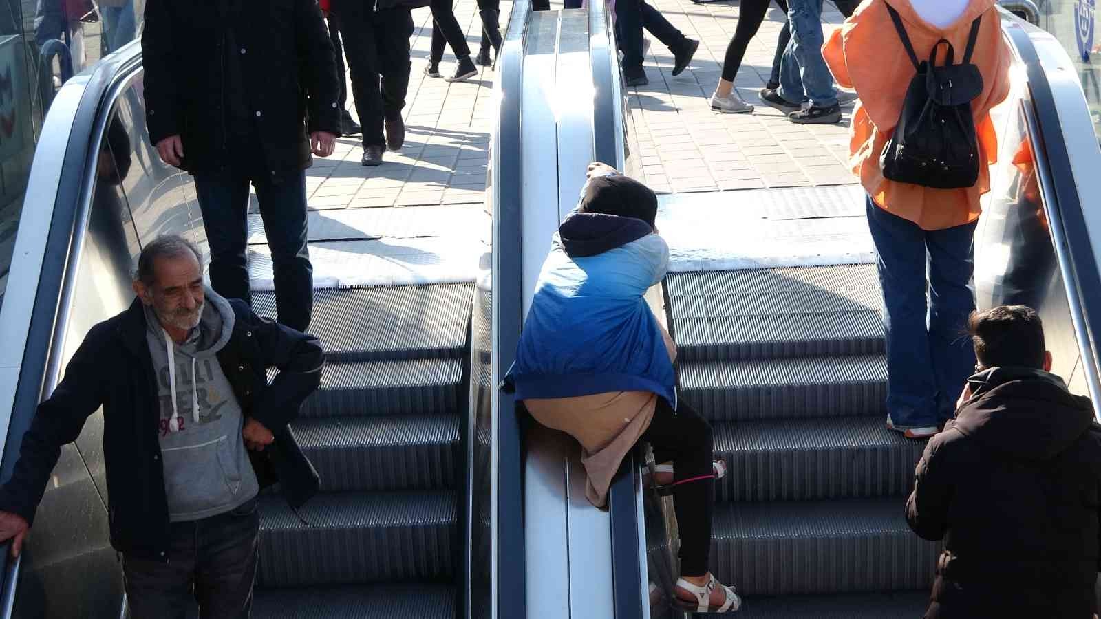 Taksim metrosunun yürüyen merdivenlerinin bandından kayarak eğlenmeye çalışan çocukların tehlikeli oyunu kameraya yansıdı. Taksim metrosunda ...