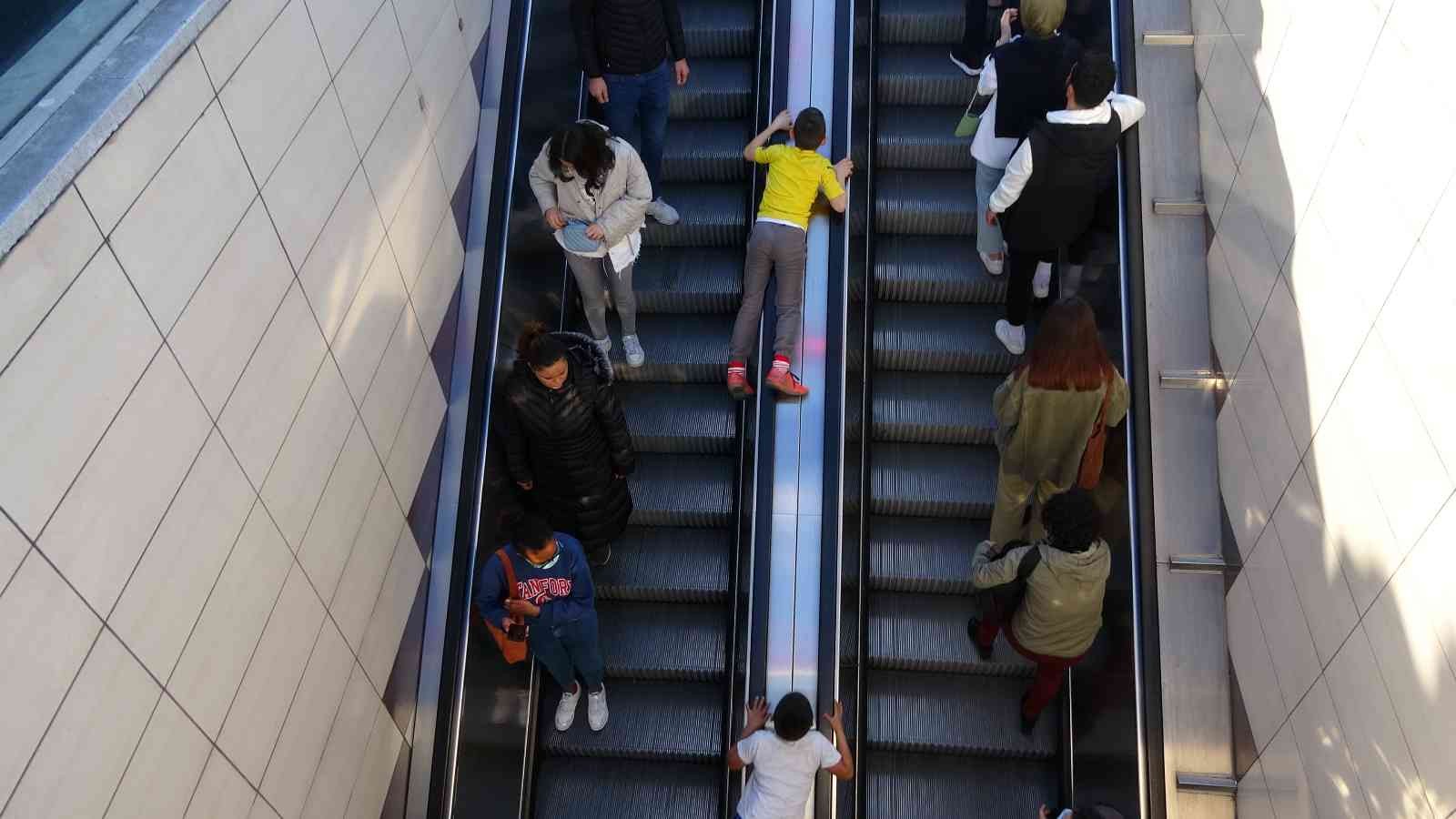 Taksim metrosunun yürüyen merdivenlerinin bandından kayarak eğlenmeye çalışan çocukların tehlikeli oyunu kameraya yansıdı. Taksim metrosunda ...