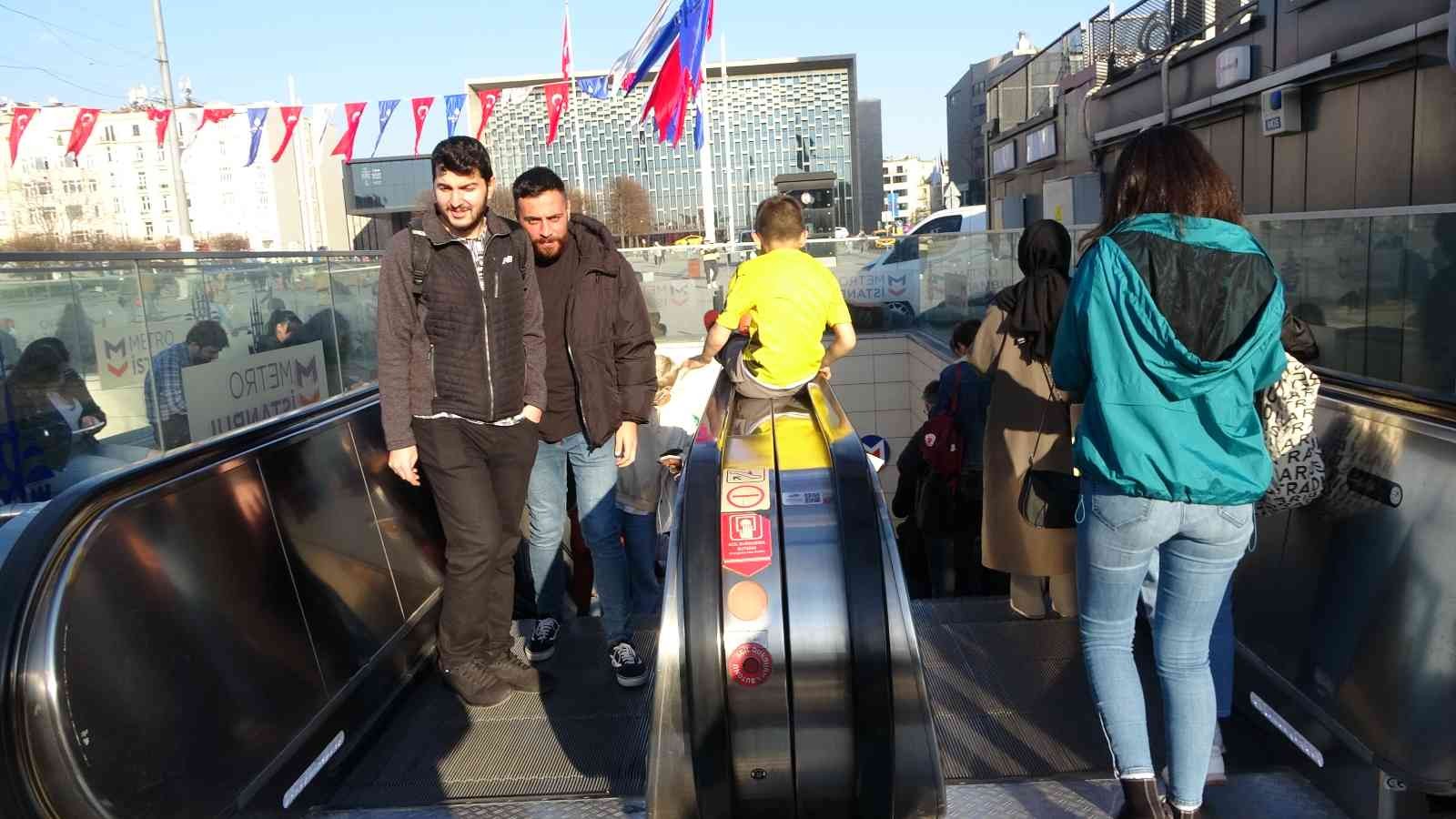 Taksim metrosunun yürüyen merdivenlerinin bandından kayarak eğlenmeye çalışan çocukların tehlikeli oyunu kameraya yansıdı. Taksim metrosunda ...