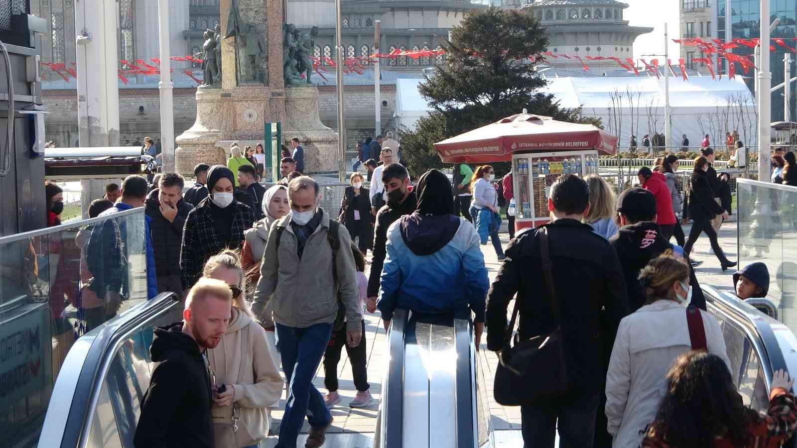 Taksim metrosunun yürüyen merdivenlerinin bandından kayarak eğlenmeye çalışan çocukların tehlikeli oyunu kameraya yansıdı. Taksim metrosunda ...