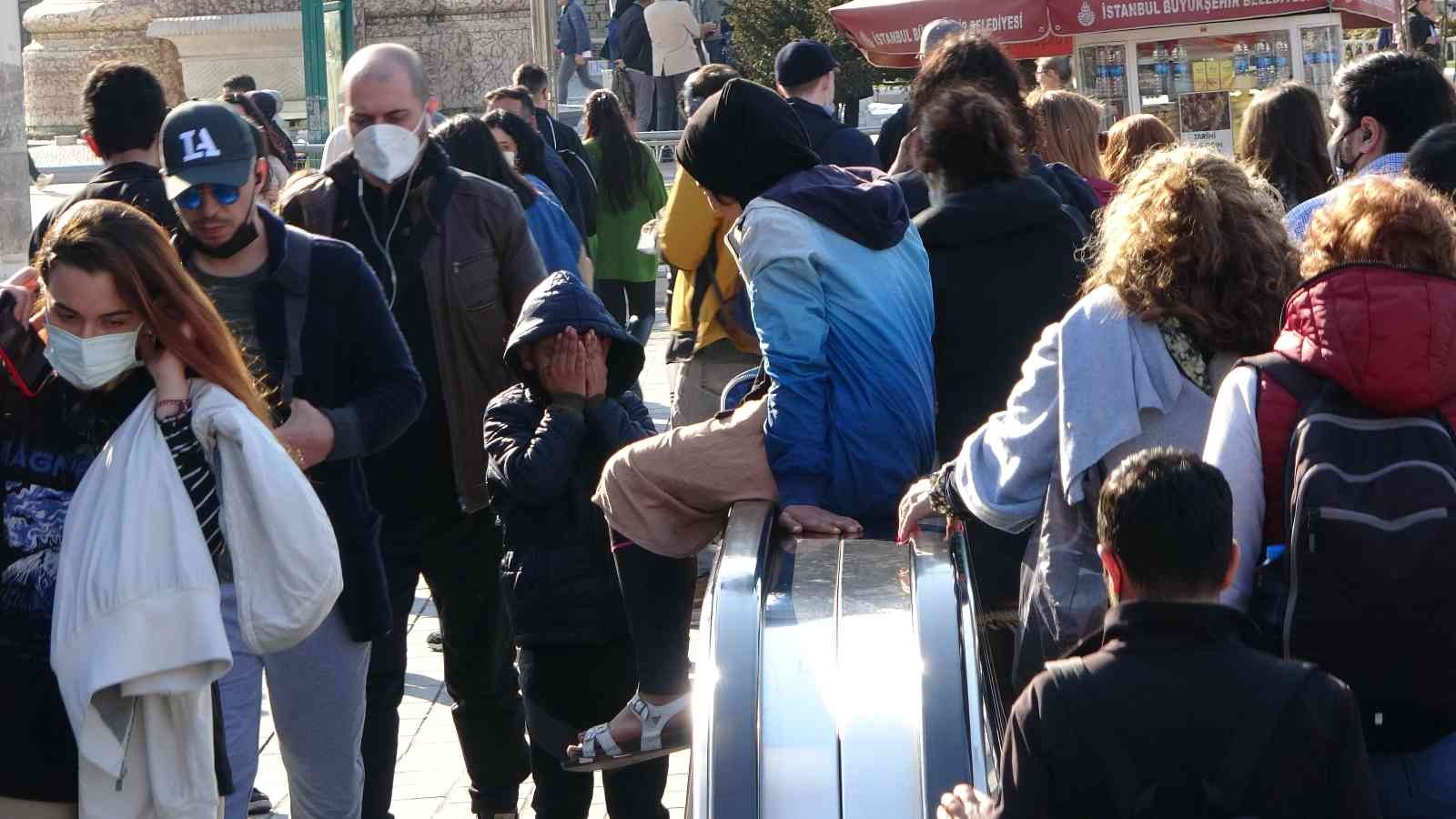 Taksim metrosunun yürüyen merdivenlerinin bandından kayarak eğlenmeye çalışan çocukların tehlikeli oyunu kameraya yansıdı. Taksim metrosunda ...