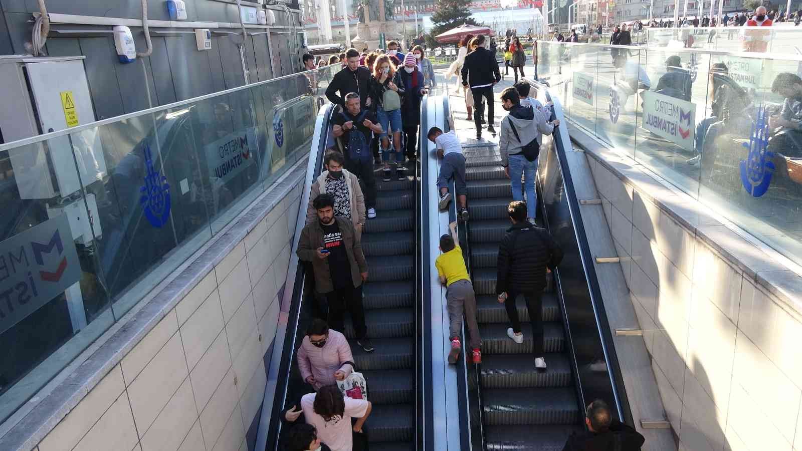 Taksim metrosunun yürüyen merdivenlerinin bandından kayarak eğlenmeye çalışan çocukların tehlikeli oyunu kameraya yansıdı. Taksim metrosunda ...