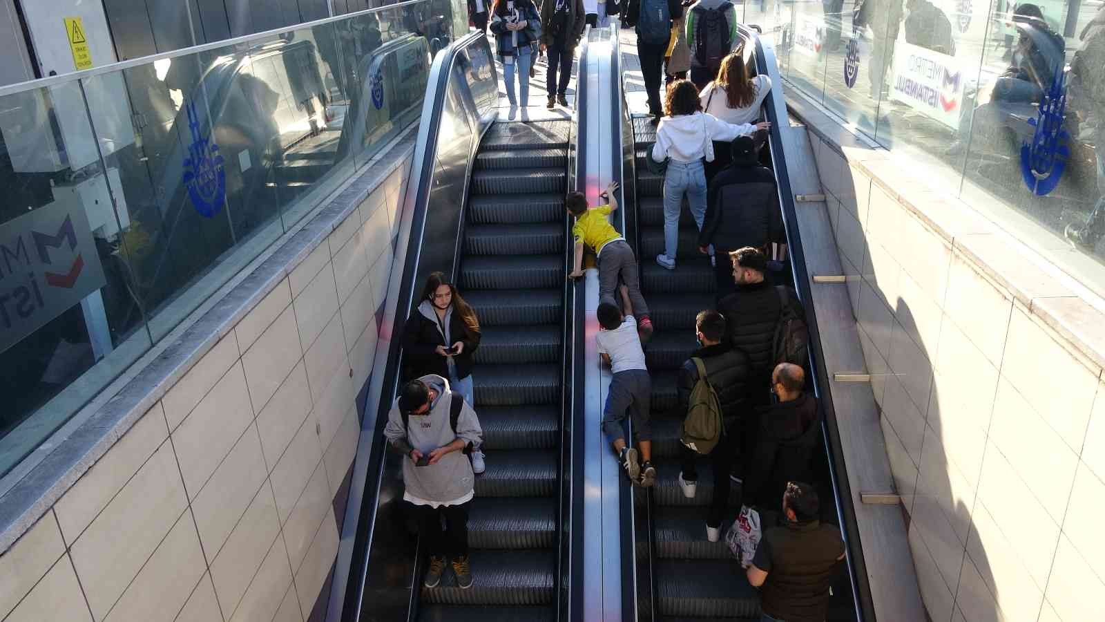 Taksim metrosunun yürüyen merdivenlerinin bandından kayarak eğlenmeye çalışan çocukların tehlikeli oyunu kameraya yansıdı. Taksim metrosunda ...