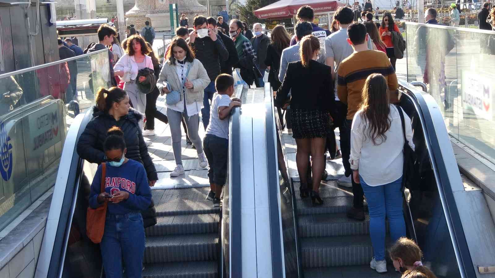 Taksim metrosunun yürüyen merdivenlerinin bandından kayarak eğlenmeye çalışan çocukların tehlikeli oyunu kameraya yansıdı. Taksim metrosunda ...