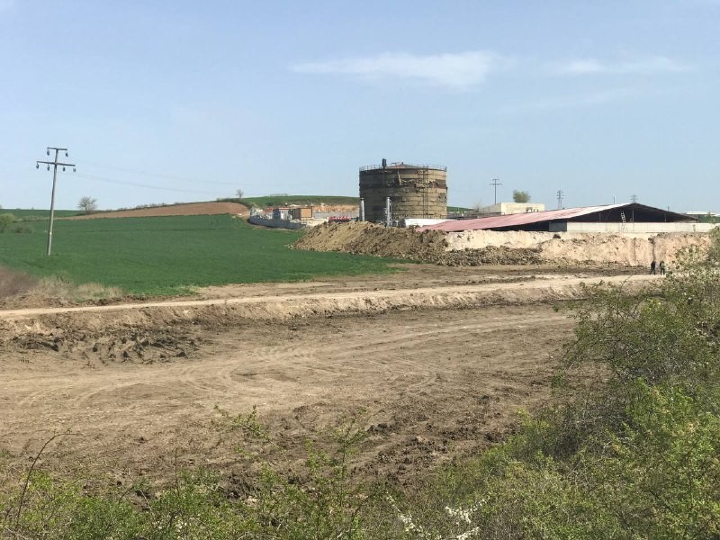 Edirne merkeze bağlı Hasanağa köyü yakınlarındaki bir asfalt şantiyesinde bulunan biriktirme havuzunun duvarındaki çatlama sonrasında bölgeye ...