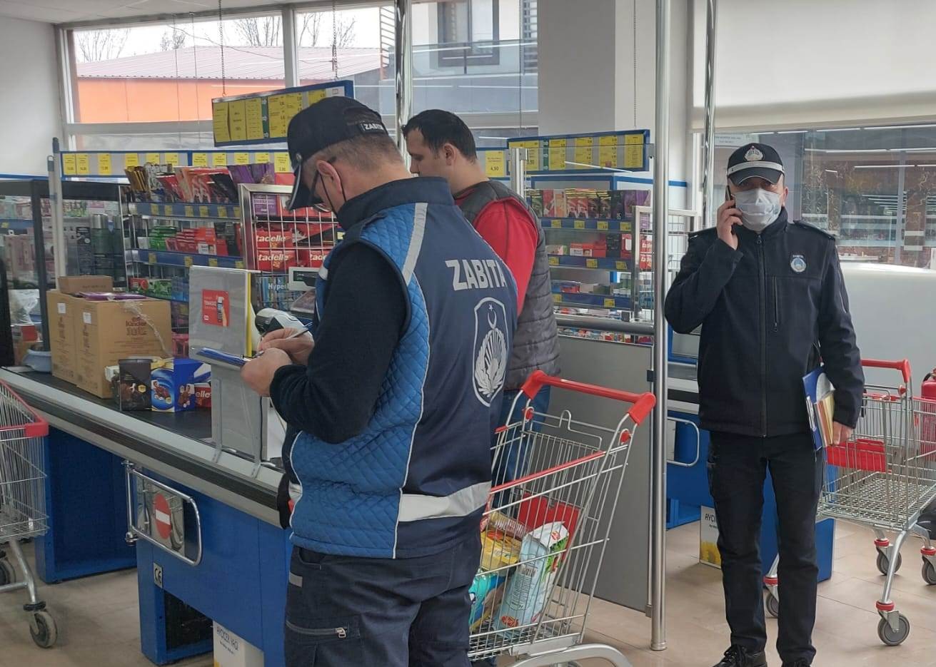 Akyazı Belediyesi Zabıta Müdürlüğü ekipleri tarafından ilçede gerçekleştirilen denetimlerde 5 zincir markete etiket ile kasadaki fiyatların ...