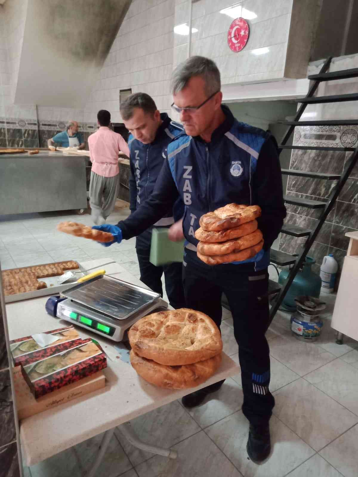 Akyazı Belediyesi Zabıta Müdürlüğü ekipleri tarafından ilçede gerçekleştirilen denetimlerde 5 zincir markete etiket ile kasadaki fiyatların ...