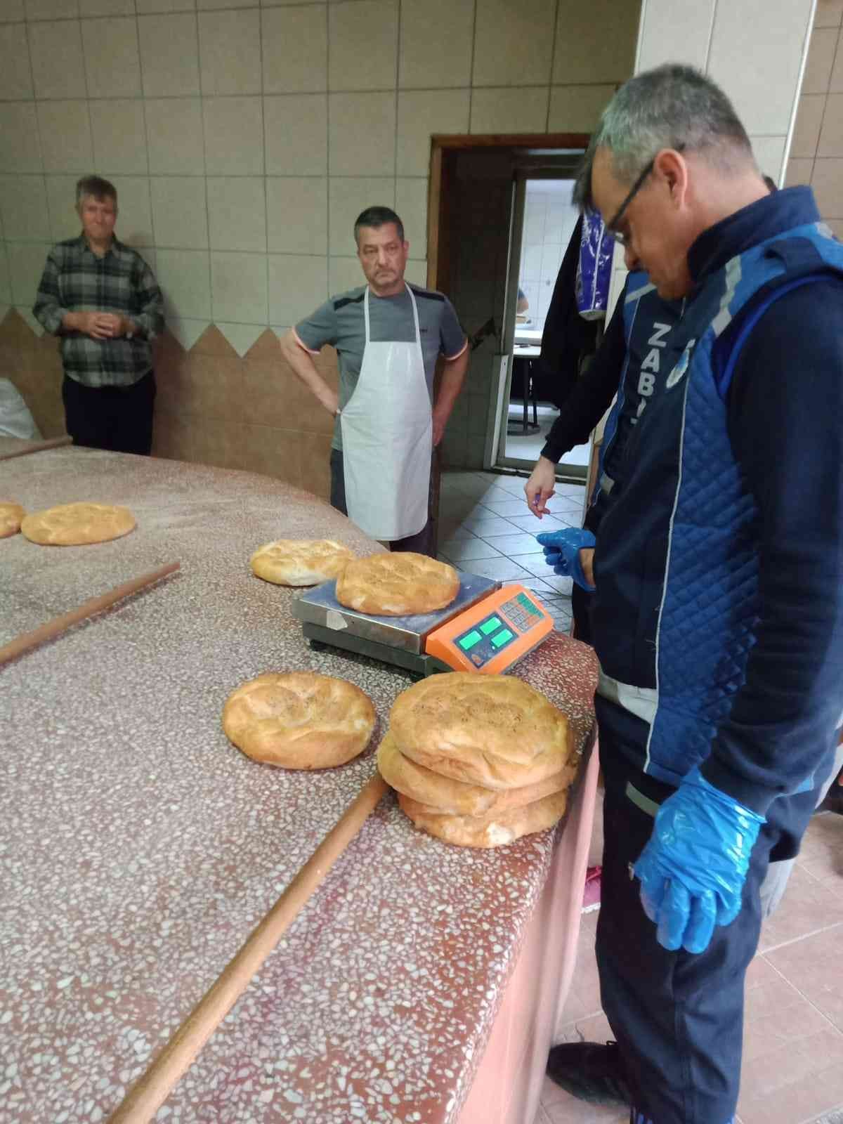 Akyazı Belediyesi Zabıta Müdürlüğü ekipleri tarafından ilçede gerçekleştirilen denetimlerde 5 zincir markete etiket ile kasadaki fiyatların ...