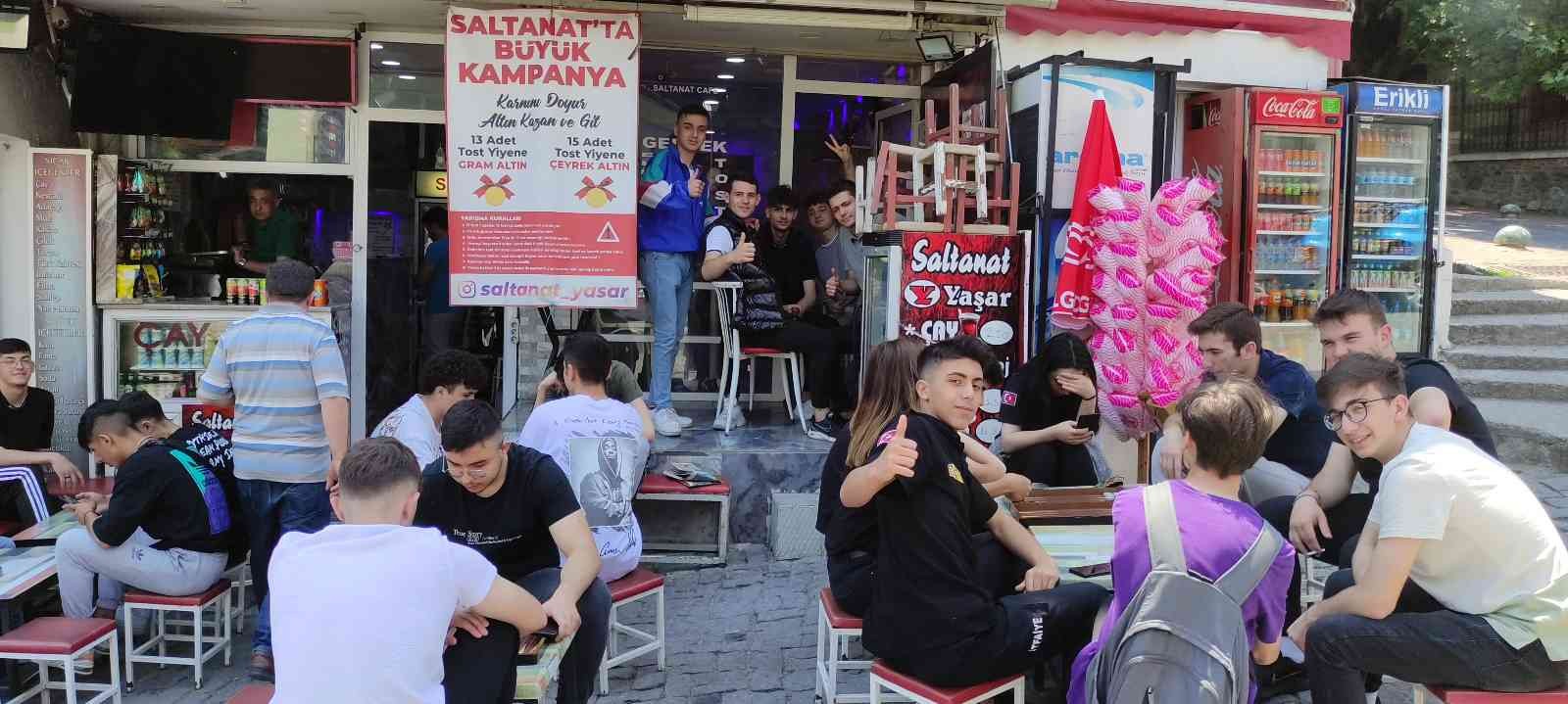 Bursa’da bir büfe sahibi; yaptığı kampanyayla 13 ve 15 tost yiyenden ücret almıyor üstüne altın hediye ediyor. Osmangazi ilçesinde 13 yıldır büfe ...