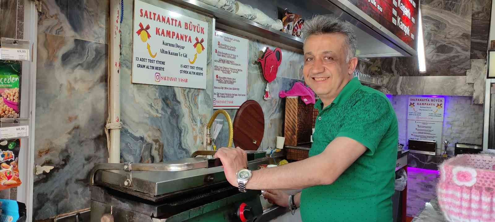 Bursa’da bir büfe sahibi; yaptığı kampanyayla 13 ve 15 tost yiyenden ücret almıyor üstüne altın hediye ediyor. Osmangazi ilçesinde 13 yıldır büfe ...