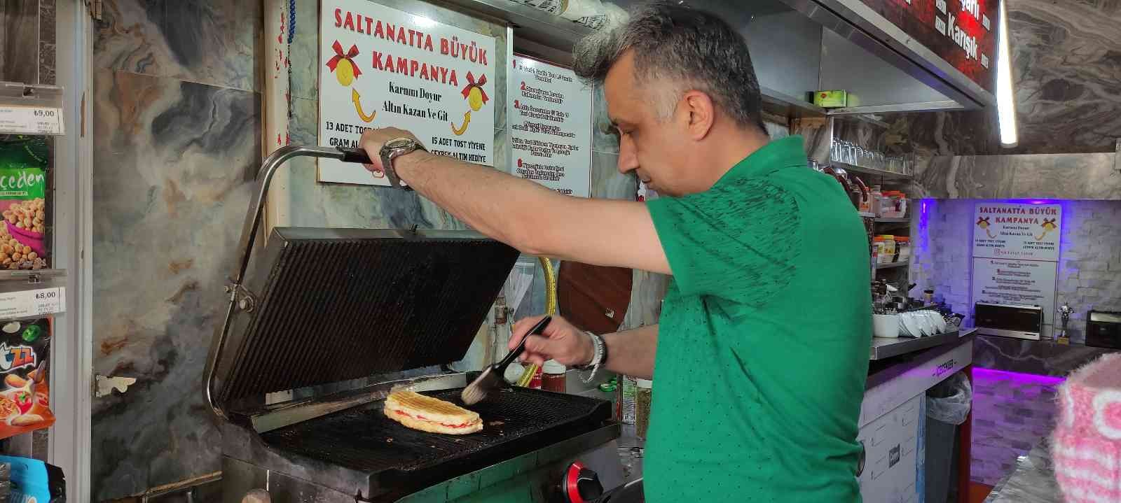 Bursa’da bir büfe sahibi; yaptığı kampanyayla 13 ve 15 tost yiyenden ücret almıyor üstüne altın hediye ediyor. Osmangazi ilçesinde 13 yıldır büfe ...