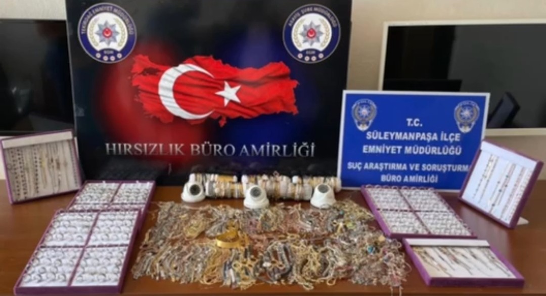 Tekirdağ’ın Süleymanpaşa ilçesinde işyerinden 150 bin lira değerindeki takıları çalan hırsızlar tutuklandı. Edinilen bilgiye göre, Tekirdağ’ın ...