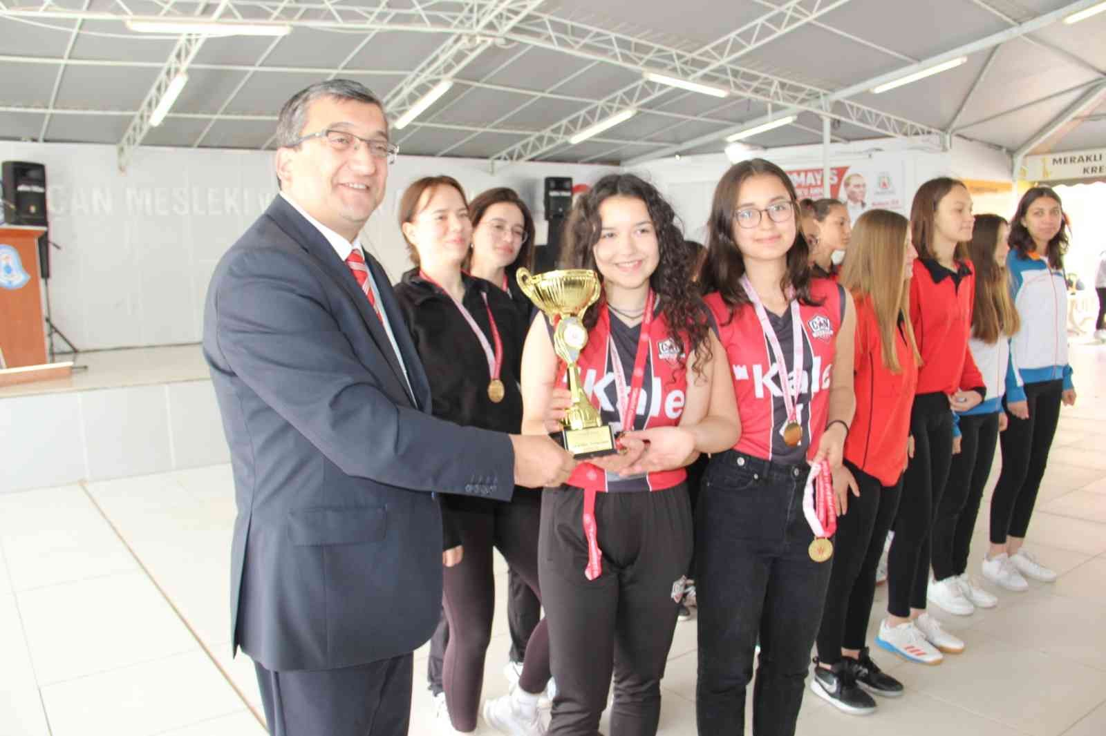 Çanakkale’nin Çan ilçesinde, 19 Mayıs Atatürk’ü Anma, Gençlik ve Spor Bayramı törenlerle kutlandı. 19 Mayıs Atatürk’ü Anma, Gençlik ve Spor ...