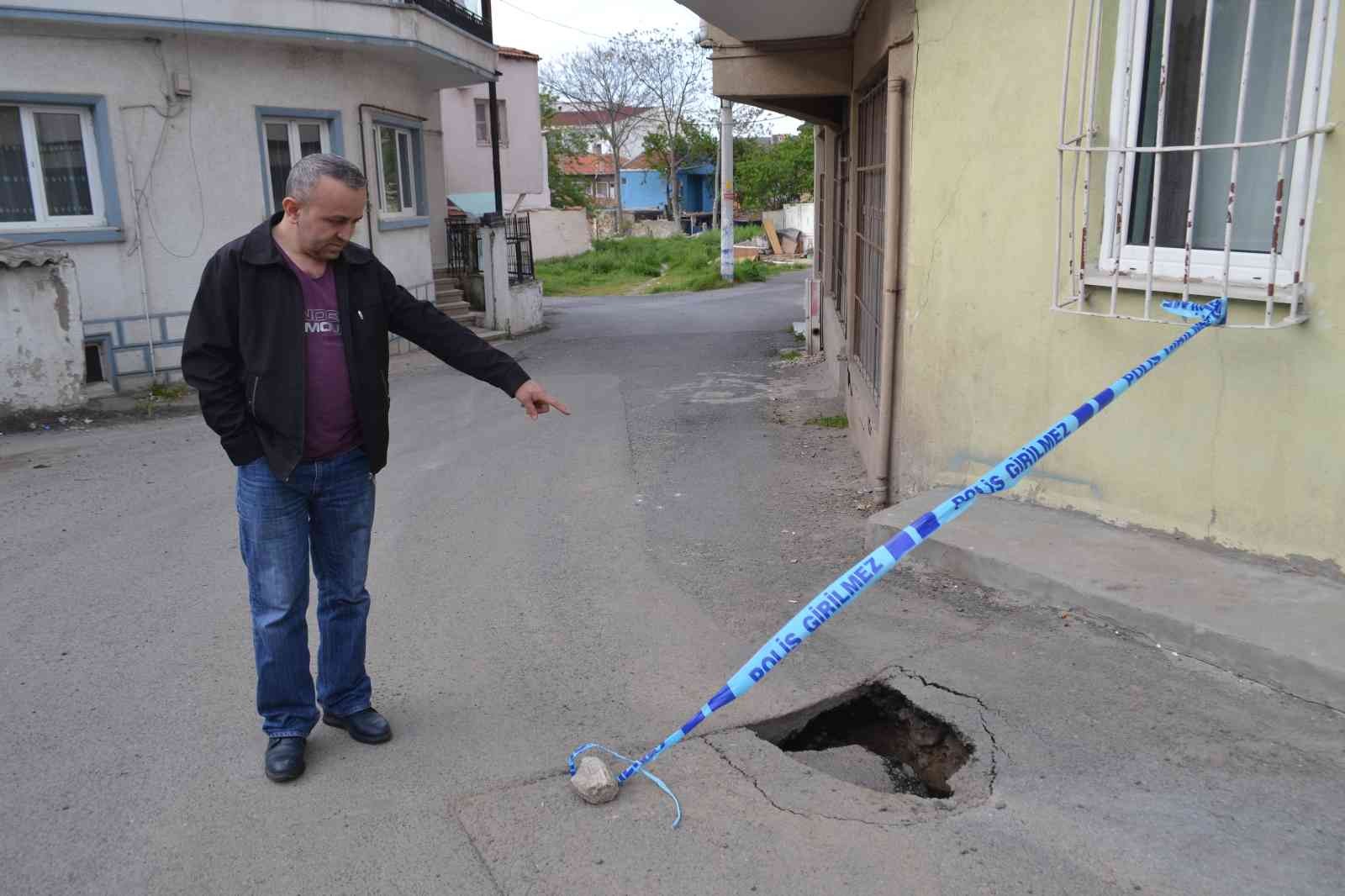 Tekirdağ’ın Çorlu ilçesine bağlı Cemaliye Mahallesi’nde yakın mevkideki iki sokakta 3 ayrı bölgede meydana gelen çökme tehlike arz ediyor ...